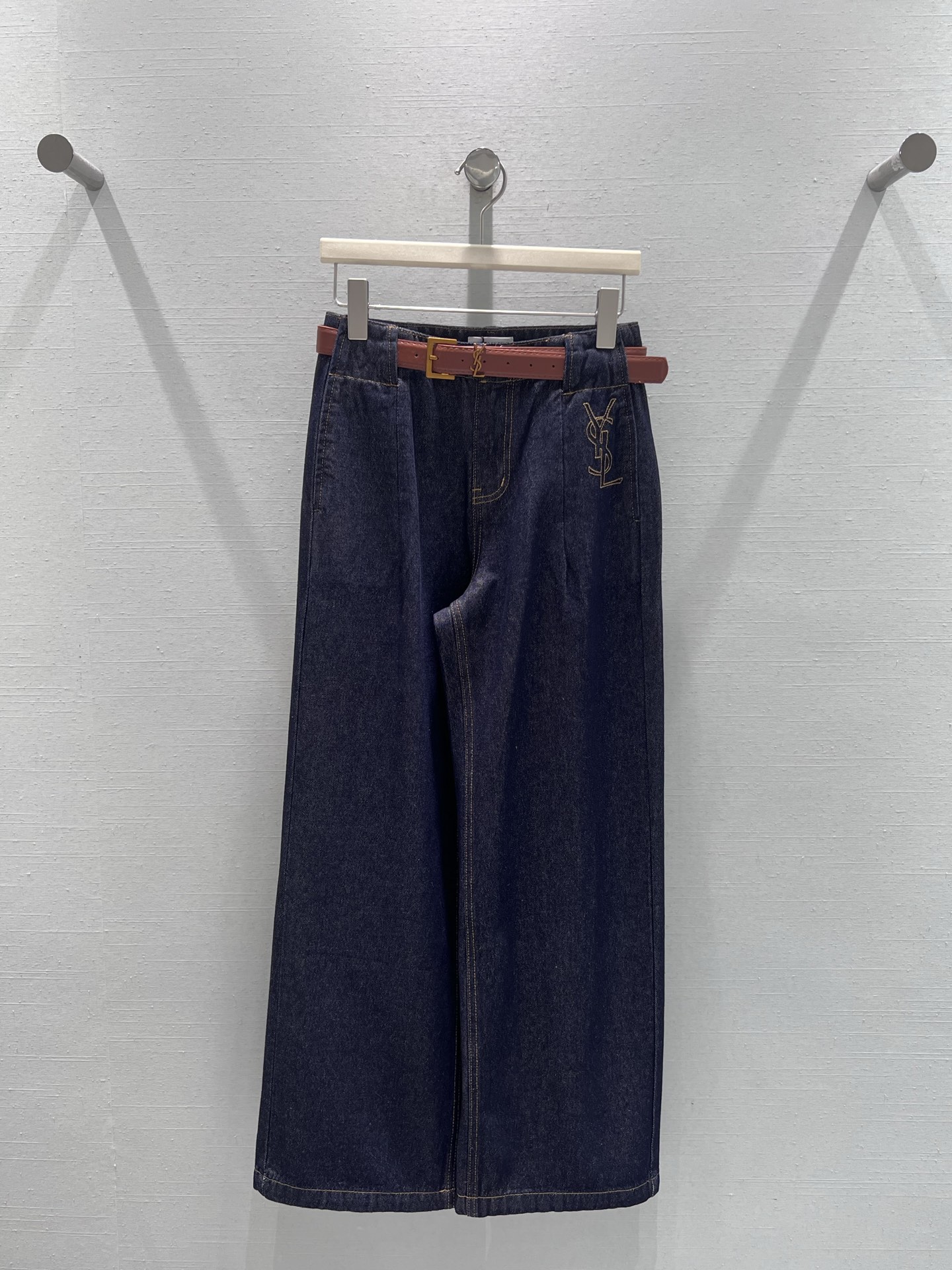 NO:565876,Support YS*L 2025FW new autumn and winter series // Exclusively newly developed women's denim wide-leg pants, 1:1YB customization, blending retro and modern styles. The pants adopt a loose wide-leg version, which is neat and elegant, can modify the leg shape, and create a casual and easy wearing atmosphere. The pants are decorated with gold Y*L embroidery logo, paired with a brown belt, quality first. smL real shot details, alexander wang19860909支持换款YS*L2025FW秋冬上新系列//女士牛仔阔腿裤独家全新开发,1:1YB定制,融合复古与摩登风格.裤身采用宽松阔腿版型,利落大气,能够修饰腿型,营造随性洒脱的穿搭氛围,裤身饰有金色Y*L刺绣标识,搭配棕色皮带,品质至上.smL实拍细节图,,alexander wang,Women's clothing