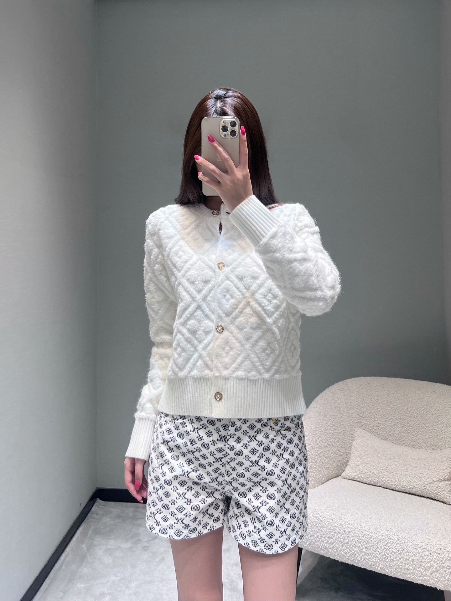 NO:565812,louis vitt*on L*V new ski season series // knitted cardigan It’s time to start your ski trip!  The latest new styles of cabinets for October!  !  Exclusive first release, using classic rhombus weave, golden buttons on the front, purchased and developed in 1:1YB, and the short design shows off the proportions!  sml,,louis vuitton,alexander wang19860909louis vitt*on L*V滑雪季新品系列//针织开衫是时候开启滑雪之旅！柜柜10月最新新款！！独家首发 采用经典菱格编织,正面金色纽扣,1:1YB购入开发,短款设计超显比例！sml,,louis vuitton,alexander wang,Women's clothing