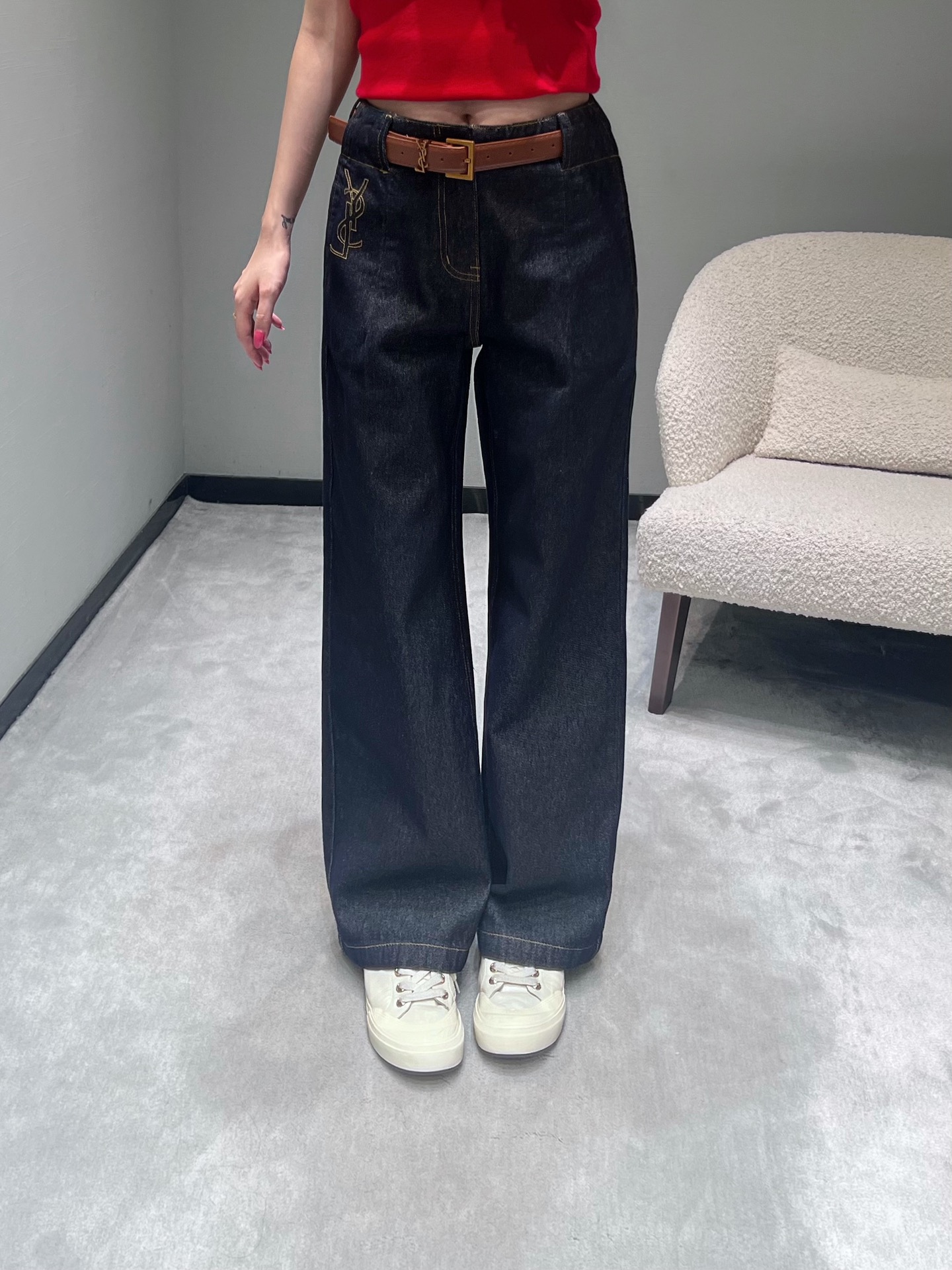 NO:565881,YS*L2025FW new autumn and winter series //Women's denim wide-leg pants are exclusively newly developed, 1:1YB customized, blending retro and modern styles. The pants are loose and wide-legged, neat and elegant, can modify the leg shape, and create a casual and carefree atmosphere. The pants are decorated with gold Y*L embroidery logo, paired with brown belt, quality first.smL,, alexander wang19860909YS*L2025FW秋冬上新系列//女士牛仔阔腿裤独家全新开发,1:1YB定制,融合复古与摩登风格.裤身采用宽松阔腿版型,利落大气,能够修饰腿型,营造随性洒脱的穿搭氛围,裤身饰有金色Y*L刺绣标识,搭配棕色皮带,品质至上.smL,,alexander wang,Women's clothing