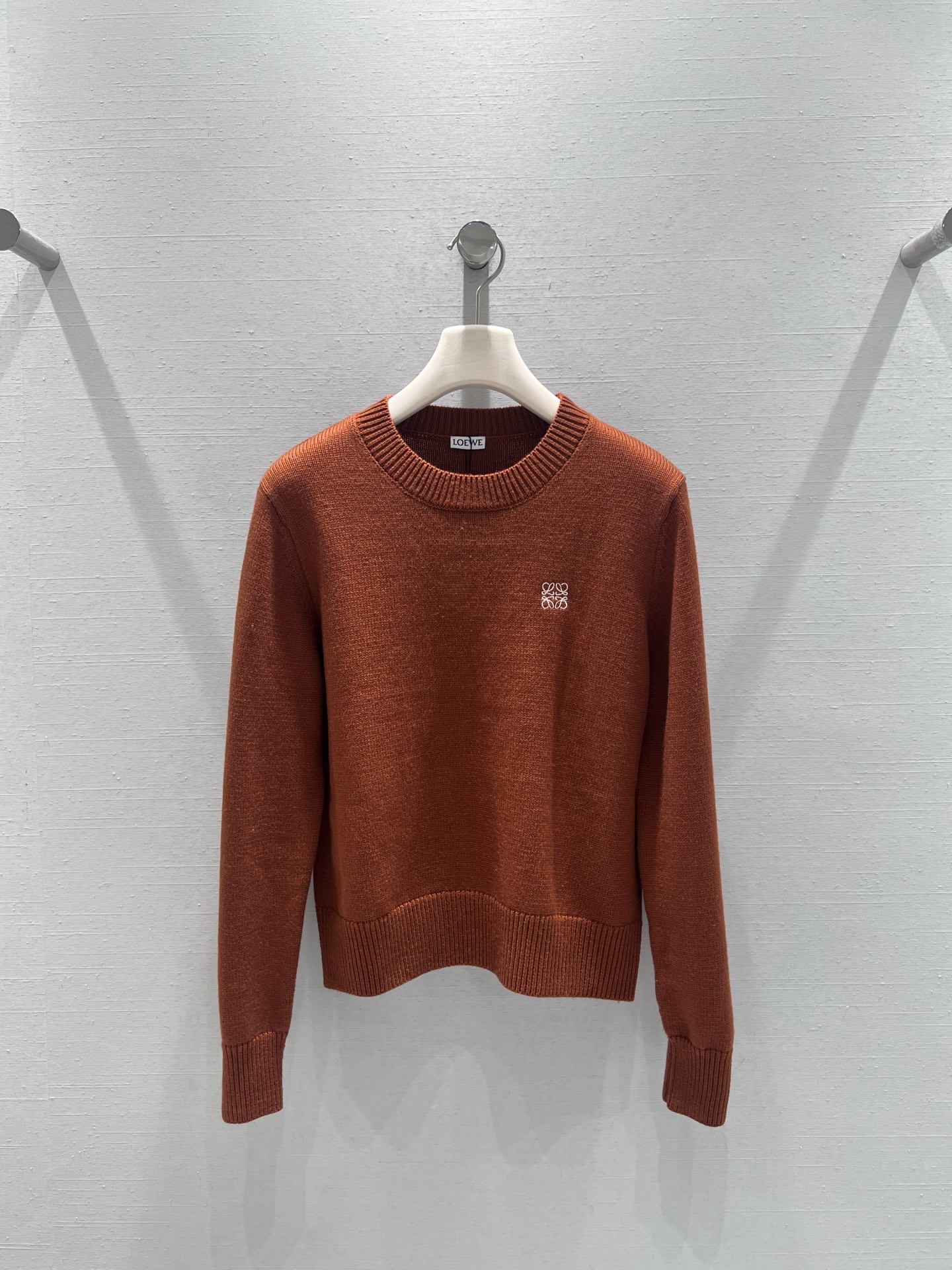 NO:567907,Supports exchange of styles LOEW*2025FW new autumn and winter series // wool short sweater Loew*s another masterpiece in 25 years!  Super mocha mousse brown, wool blend developed by YB, the fabric is extremely delicate, the version sells out the regular version on the market, showing minimalist luxury and texture aesthetics. The white embroidered logo on the chest is low-key but highly recognizable, and the round neck design is simple and elegant. smL real shot details,, loewe, sweaters, alexander wang19860909支持换款LOEW*2025FW秋冬新品系列//羊毛短款毛衣罗*威25年又一力作！超摩卡慕斯棕,YB开发羊毛混纺,面料极细腻,版本秒杀市场普版尽显极简奢华与质感美学.胸前白色刺绣logo,低调却极具辨识度,圆领设计简约大气.smL实拍细节图,,loewe,sweaters,alexander wang,Women's clothing