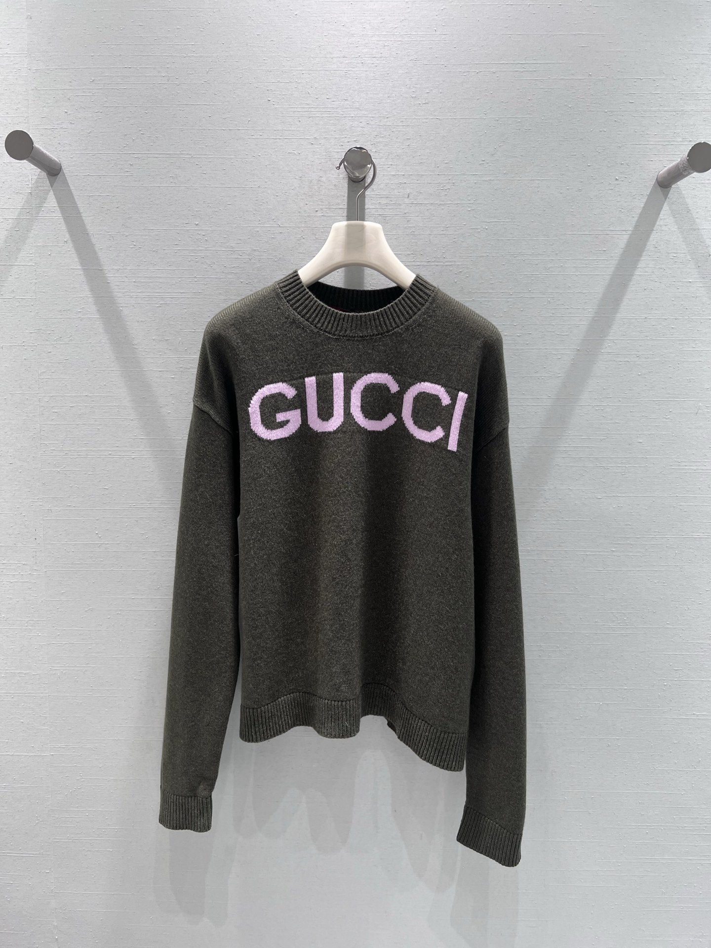 NO:567899,Support replacement GUCC* 2025FW new autumn and winter series // Retro jacquard letter sweater is super retro 'olive green', eye-catching pink letter jacquard on the chest, made with imported machines, number of stitches, color, top version 1:1YB restoration, strong collision and highly recognizable, round neck design is simple and elegant, ribbed collar, cuffs and hem enhance texture. smL real shot details,, gucci, sweaters, alexander wang19860909支持换款GUCC*2025FW秋冬新品系列//复古提花字母毛衣超绝复古“橄榄绿”,胸前醒目的粉色字母提花,采用进口机制作,针数,色彩,顶级版本1:1YB还原,碰撞强烈且极具辨识度,圆领设计简约大气,罗纹领口、袖口与下摆提升质感.smL实拍细节图,,gucci,sweaters,alexander wang,Women's clothing