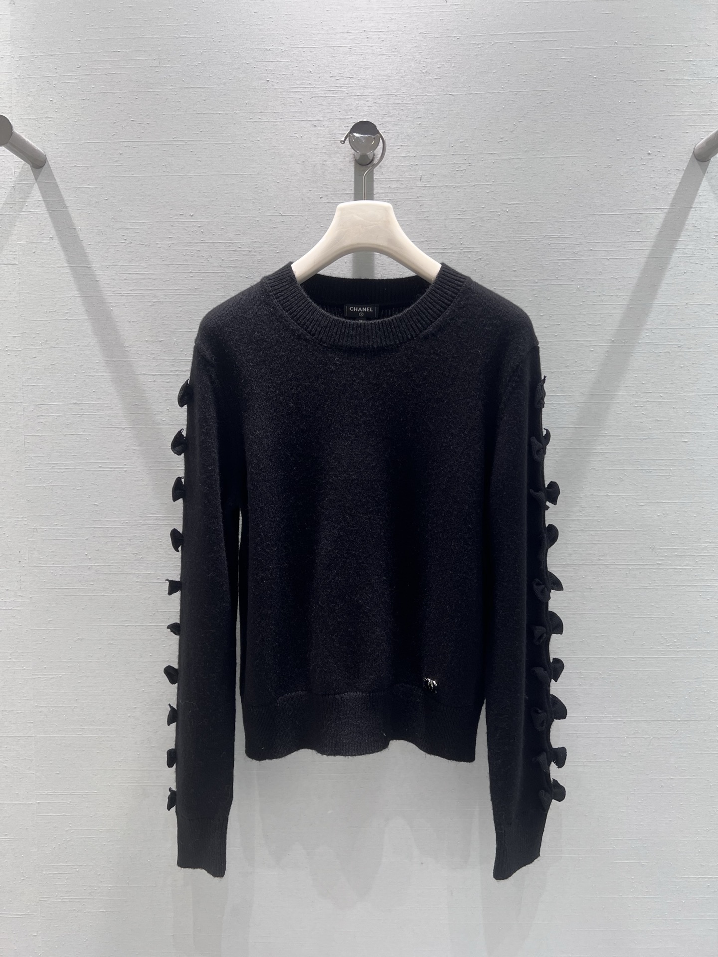 NO:568822,Support exchange of Xiaoxiang CHAN**L2025FW Advanced Handicraft Workshop Series // Wool knitted sweater YB customized 1:1 top version, the first batch of individual home hair black and white color, fine wool blended knitted fabric, soft texture, arms decorated with delicate white bows, adding a bit of sweetness and agility to the whole, double C rhinestone metal accessories on the hem, two colors available. sml real shot details, chanel, sweaters, alexander wang19860909支持换款小香CHAN**L2025FW高级手工坊系列//羊毛针织毛衣YB定制1:1顶级版本,首批单独家发黑白配色,精羊毛混纺针织面料,质感柔软,手臂点缀着精致的白色蝴蝶结,为整体增添了几分甜美与灵动,衣摆双C水钻金属配饰,两色可入.sml实拍细节图,,chanel,sweaters,alexander wang,Women's clothing