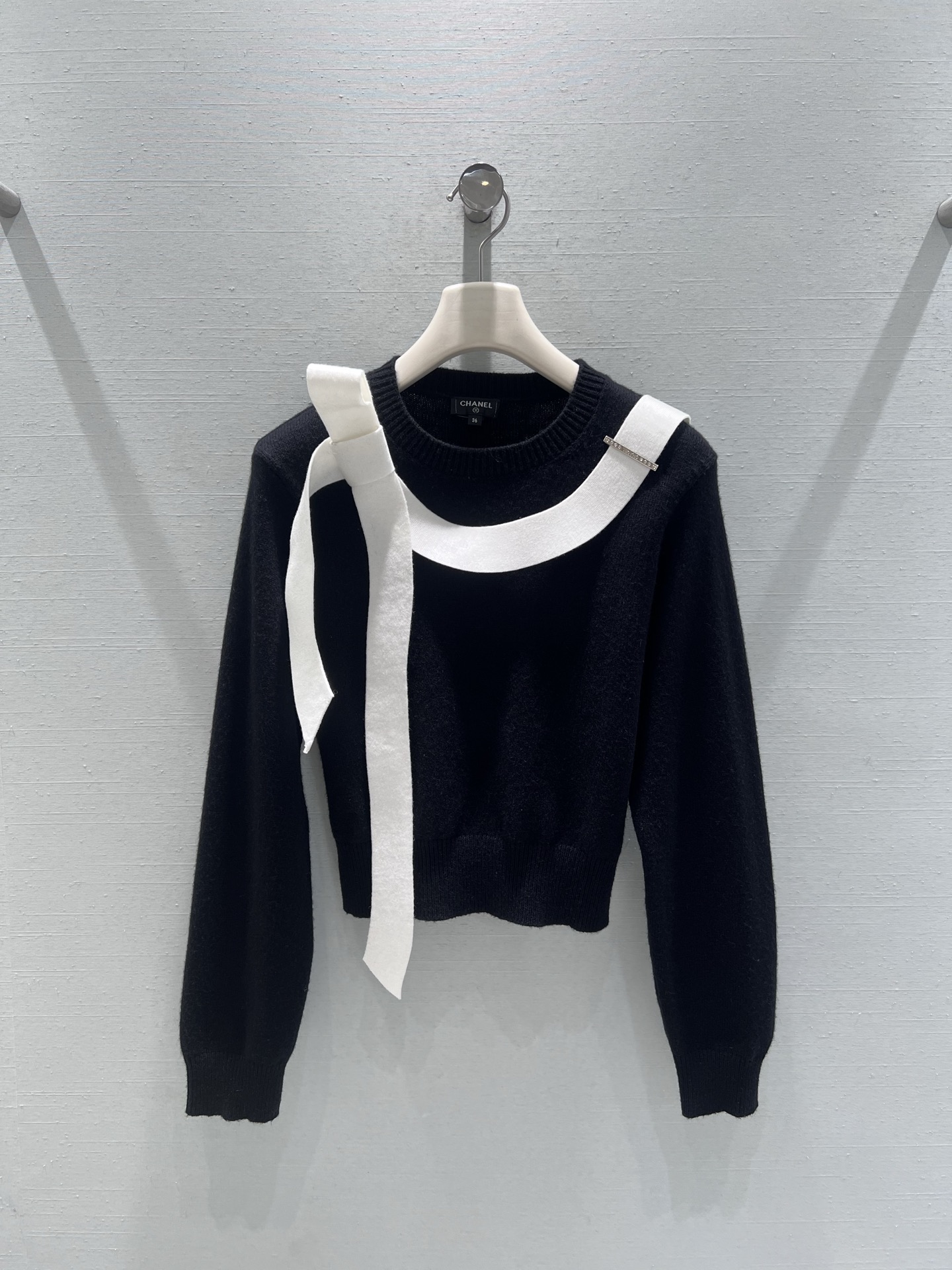 NO:566723,Support exchange Chane*1 2025 Advanced Handicraft Workshop Series // Three-dimensional bow short sweater YB 1:1 customized fabric, soft and skin-friendly texture; the white butterfly webbing design on the collar and shoulders is very ingenious. The wide webbing on one side is matched with rhinestone pins, which is full of sophistication, and the large bow on the other side is romantic and playful, injecting a sweet and cool atmosphere into the whole. smL real shot details, chanel, sweaters, alexander wang19860909支持换款Chane*1 2025高级手工坊系列//立体蝴蝶结短款毛衣YB 1:1定制面料,质感软糯亲肤；领口与肩部的白色蝴蝶织带设计极具巧思,一侧的宽织带搭配水钻别针,精致感拉满,另一侧的大蝴蝶结则浪漫俏皮,为整体注入甜酷气息.smL实拍细节图,,chanel,sweaters,alexander wang,Women's clothing