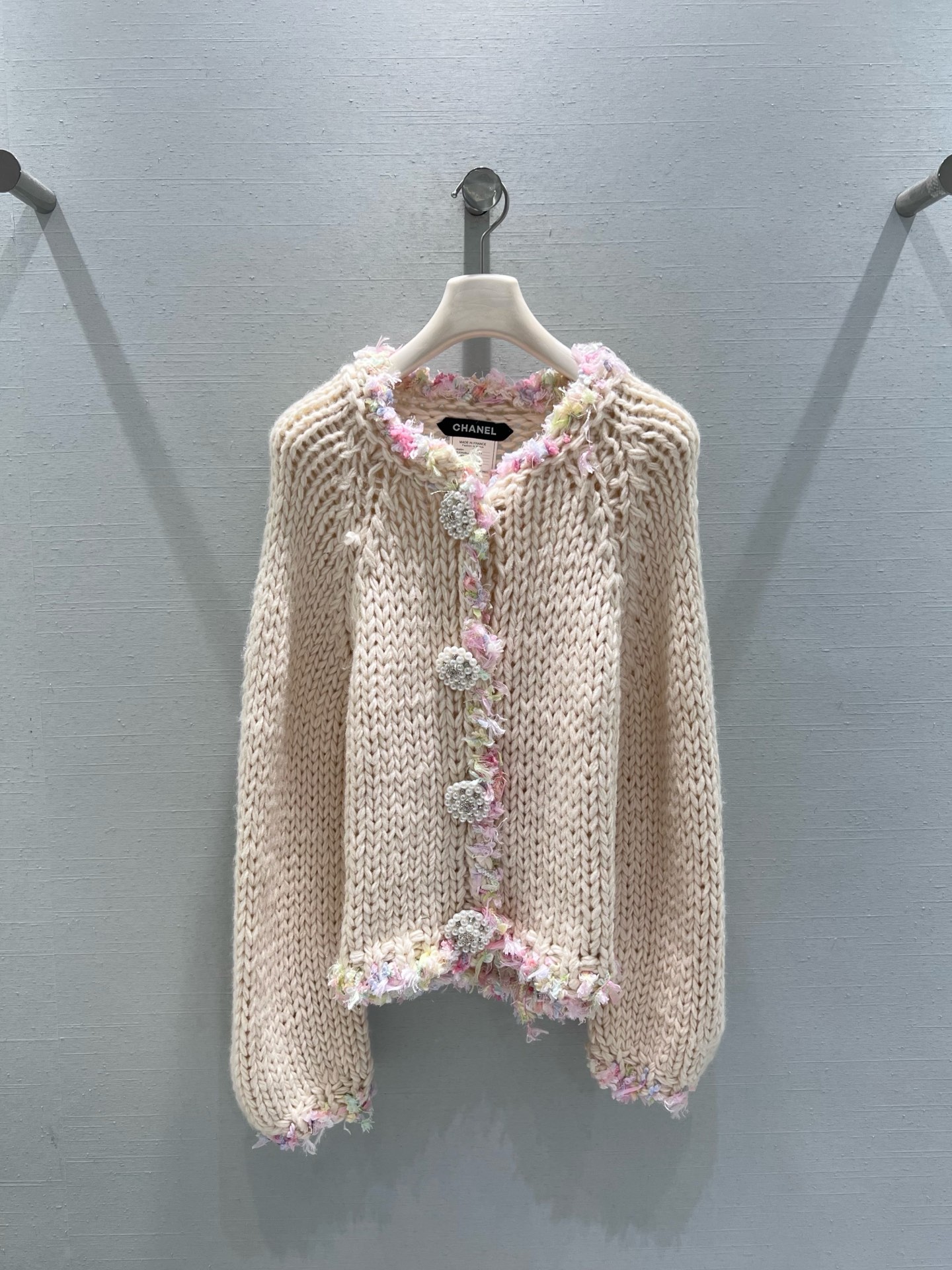 NO:566733,Support exchange Chane*1 2025 Advanced Handicraft Workshop Series //Flower Thick Knitted Sweater Cardigan Handicraft Workshop Series!  Handcrafted details throughout!  The collar, placket and cuffs of the top version are decorated with pink, purple and white raw edges, which are as smart and romantic as spring flowers; four three-dimensional flower-shaped buttons inlaid with crystals shine under the light, fully demonstrating Xiaoxiang's exquisite craftsmanship. smL real shot details, chanel, sweaters, alexander wang19860909支持换款Chane*1 2025高级手工坊系列//花朵粗针毛衣开衫手工坊系列！整件都是手工制作的细节！顶级版本领口、门襟及袖口处点缀粉、紫、白相间的毛边饰边,如同春日繁花般灵动浪漫；四颗水晶镶嵌的立体花型纽扣,在灯光下熠熠生辉,将小香精致工艺展现得淋漓尽致.smL实拍细节图,,chanel,sweaters,alexander wang,Women's clothing