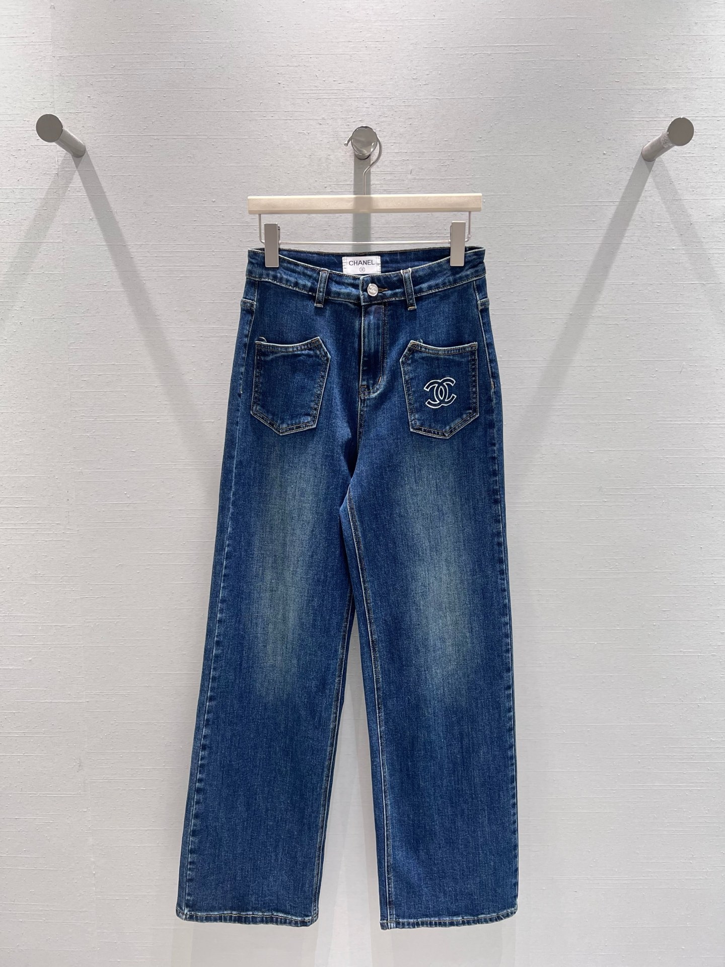 NO:567941,Support exchange Chane*1 2025 advanced ready-to-wear series // Double C jeans are made of classic washed blue denim fabrics, with multiple washing processes. The distressed craftsmanship of the trousers is natural and delicate, showing a sense of luxury accumulated over time; the double C embroidered logo on the back waist pocket is wide-leg design, very friendly to all leg types, and is high-waisted. sMl real shot details,, chanel, jeans, alexander wang19860909支持换款Chane*1 2025高级成衣系列//双C牛仔裤以经典水洗蓝牛仔面料,多次洗水工艺,裤身的做旧工艺自然细腻,呈现出岁月沉淀的高级感；后腰口袋处的双C刺绣标识,版型为阔腿设计,对各种腿型都十分友好,高腰剪裁.sMl实拍细节图,,chanel,jeans,alexander wang,Women's clothing