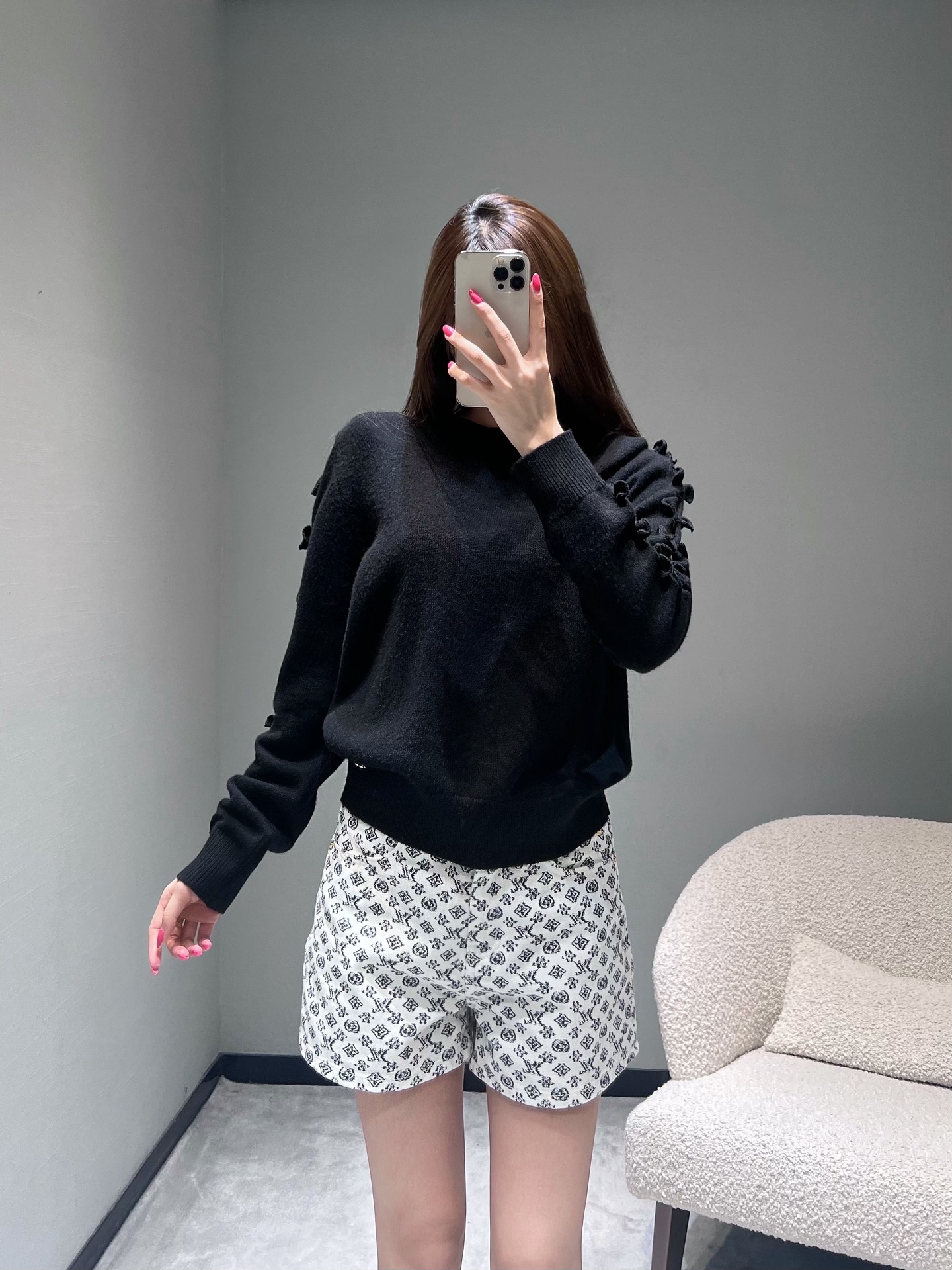 NO:568826,Xiaoxiang CHAN**L2025FW Advanced Handicraft Workshop Series // Wool knitted sweater YB customized 1:1 top version, the first batch of single home hair black and white color, fine wool blended knitted fabric, soft texture, arms decorated with exquisite white bows, adding a bit of sweetness and agility to the whole, double C rhinestone metal accessories at the hem, two colors available.sml,,chanel,sweaters,alexander wang19860909小香CHAN**L2025FW高级手工坊系列//羊毛针织毛衣YB定制1:1顶级版本,首批单独家发黑白配色,精羊毛混纺针织面料,质感柔软,手臂点缀着精致的白色蝴蝶结,为整体增添了几分甜美与灵动,衣摆双C水钻金属配饰,两色可入.sml,,chanel,sweaters,alexander wang,Women's clothing