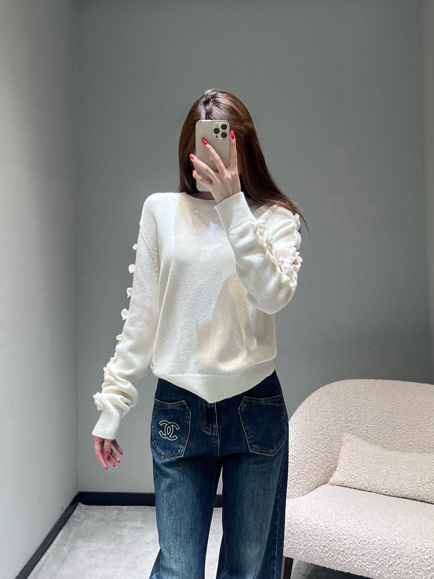 NO:568834,Xiaoxiang CHAN**L2025FW Advanced Handicraft Workshop Series // Wool knitted sweater YB customized 1:1 top version, the first batch of single home hair black and white color, fine wool blended knitted fabric, soft texture, arms decorated with exquisite white bows, adding a bit of sweetness and agility to the whole, double C rhinestone metal accessories at the hem, two colors available.sml,,chanel,sweaters,alexander wang19860909小香CHAN**L2025FW高级手工坊系列//羊毛针织毛衣YB定制1:1顶级版本,首批单独家发黑白配色,精羊毛混纺针织面料,质感柔软,手臂点缀着精致的白色蝴蝶结,为整体增添了几分甜美与灵动,衣摆双C水钻金属配饰,两色可入.sml,,chanel,sweaters,alexander wang,Women's clothing