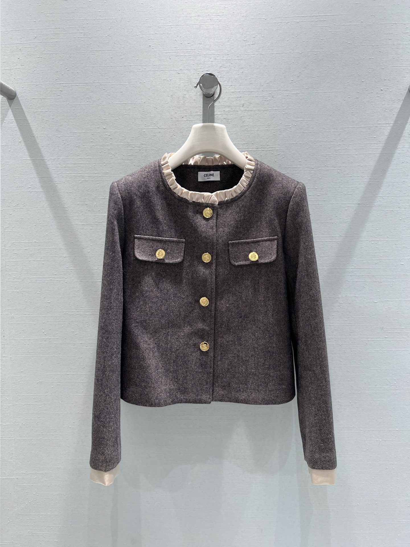 NO:567951,Support CELIN* 2025FW new autumn and winter product series // The wool suit is made of high-quality dark gray woolen fabric. The rich-style small suit has warmth and a sense of luxury. The top is cut in a short style, and the round neck is decorated with delicate wood ear edges to add a sense of femininity.  , the body is embellished with golden buttons and matched with symmetrical pockets, which is retro yet refined; the contrasting color design of the cuffs injects ingenious details into the whole. The bottom is a pleated short skirt, cute and sweet.smL,,celine,skirts,alexander  wang19860909支持换款CELIN*2025FW秋冬新品系列//羊毛套装整体选用质感上乘的深灰色毛呢面料,千金风小套装保暖性与高级感,上衣采用短款剪裁,圆领处饰以精致木耳边,增添柔美感,衣身点缀金色纽扣,搭配对称口袋,复古又不失精致；袖口的撞色设计为整体注入细节巧思.下装是一条百褶短裙,可爱甜美.smL,,celine,skirts,alexander wang,Women's clothing