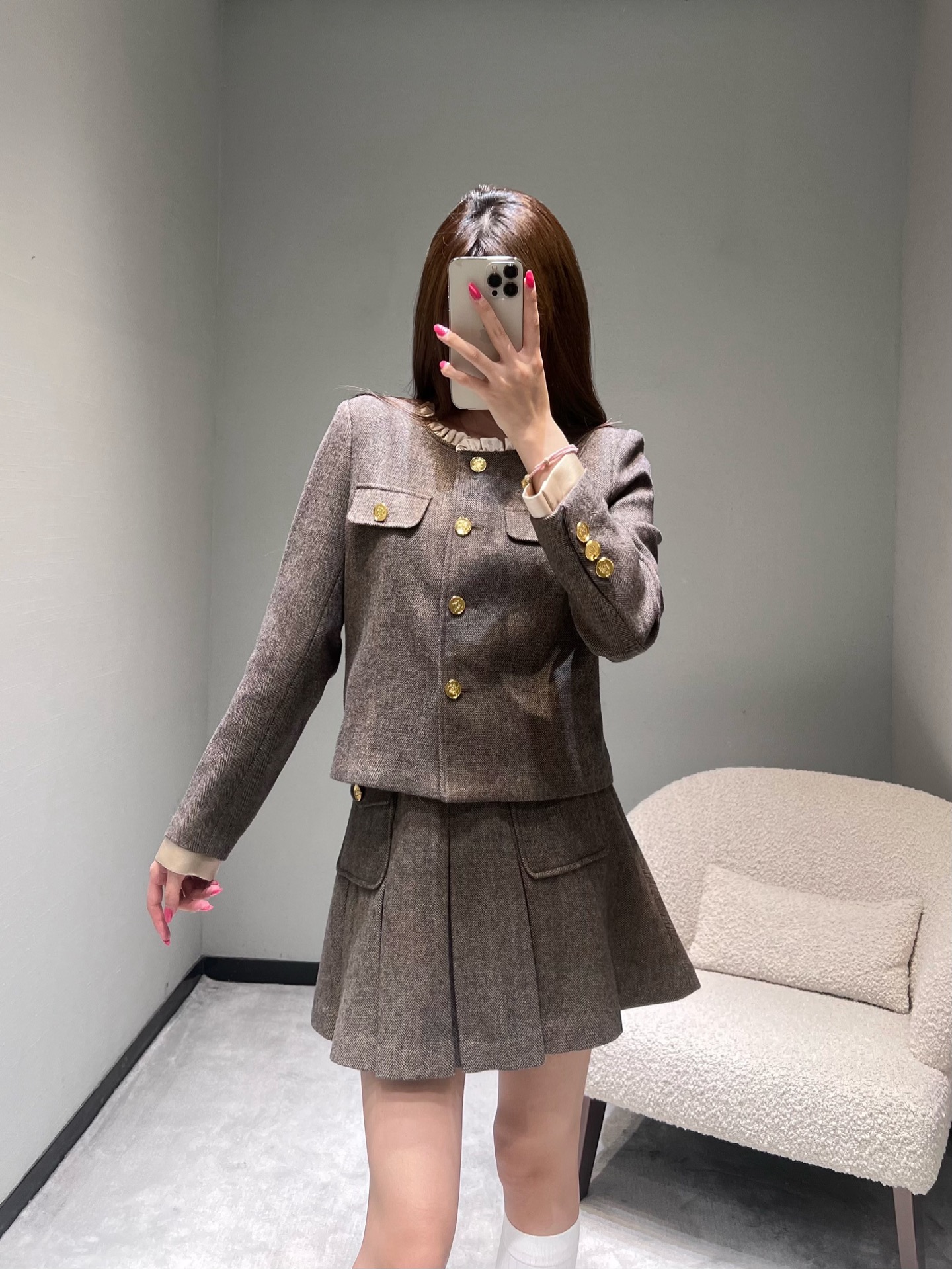 NO:567956,CELIN*2025FW Autumn and Winter New Product Series//The wool suit is made of high-quality dark gray woolen fabric. The rich-style small suit has warmth and a sense of luxury. The top is cut in a short style, and the round neck is decorated with delicate wood ear edges to add a sense of femininity.  The body is embellished with gold buttons and has symmetrical pockets, which is retro yet sophisticated; the contrasting color design of the cuffs injects ingenious details into the whole. The bottom is a pleated short skirt, cute and sweet.smL,,celine,skirts,alexander  wang19860909CELIN*2025FW秋冬新品系列//羊毛套装整体选用质感上乘的深灰色毛呢面料,千金风小套装保暖性与高级感,上衣采用短款剪裁,圆领处饰以精致木耳边,增添柔美感,衣身点缀金色纽扣,搭配对称口袋,复古又不失精致；袖口的撞色设计为整体注入细节巧思.下装是一条百褶短裙,可爱甜美.smL,,celine,skirts,alexander wang,Women's clothing