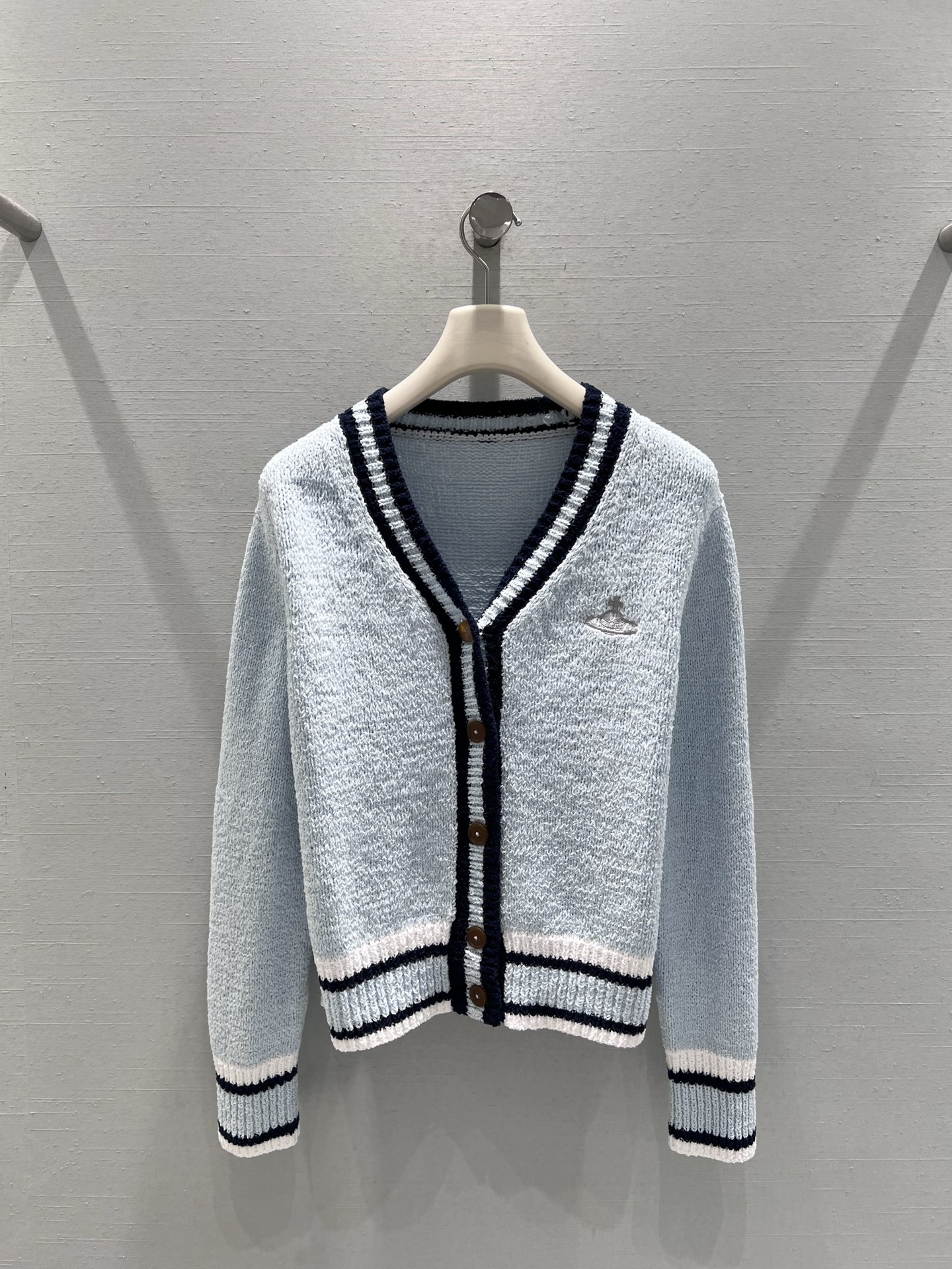 NO:575944,Support exchange Vivie*e Wes*wood West Queen Mother 2025FW Limited Series // Wool knitted cardigan wool knitted blend, with a fine wool velvet feel, the top version is exclusively launched in fresh light blue as the main color, adopts a V-neck design, and the collar, hem and cuffs are decorated with black and white contrasting stripes, retro and playful. The exquisite button arrangement adds a sense of detail, and the iconic small Saturn embroidery on the chest is the finishing touch. sml real shot details,, alexander  wang19860909支持换款 Vivie*e Wes*wood西 太后2025FW限定系列//羊毛针织开衫羊毛针织混纺,面上细细的羊毛绒感,顶级版本独家首发清新浅蓝为主色调,采用V领设计,领口、下摆和袖口处饰有黑白撞色条纹,复古又俏皮.精致的纽扣排列增添细节感,胸前的标志性小土星刺绣更是点睛之笔.sml实拍细节图,,alexander wang,Women's clothing