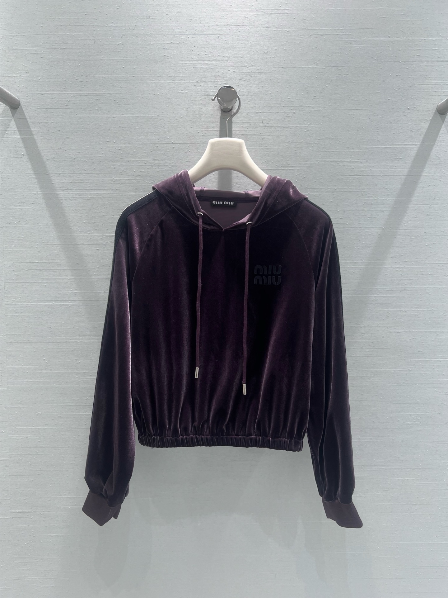 NO:569901,Support MIU exchange  *2025 Advanced Ready-to-Wear Series // Jacket wide-leg pants suit gold velvet fabric has its own luster, showing rich visual layers under different light conditions, hooded design, drawstring elements add casual sex, short version with waist design, striped decoration on the sleeves and  Printed letters on the chest. The bottoms are wide-leg pants with excellent drape. The drawstring waistband can be adjusted freely. The side stripes echo the top, creating an overall sense of coordination and fashion. smL real shot details,,miumiu,jackets  & coats,hats,alexander wang19860909支持换款MIU *2025高级成衣系列//外套阔腿裤套装金丝绒面料自带光泽,在不同光线条件下呈现出丰富的视觉层次,连帽设计,抽绳元素增添随性感,短款版型搭配收腰设计,袖子上条纹装饰与胸前字母印花.下装是阔腿裤版型,垂坠感极佳,抽绳腰头可自由调节松紧,侧边条纹与上衣相呼应,打造出整体的协调感与时尚感.smL实拍细节图,,miumiu,jackets & coats,hats,alexander wang,Women's clothing