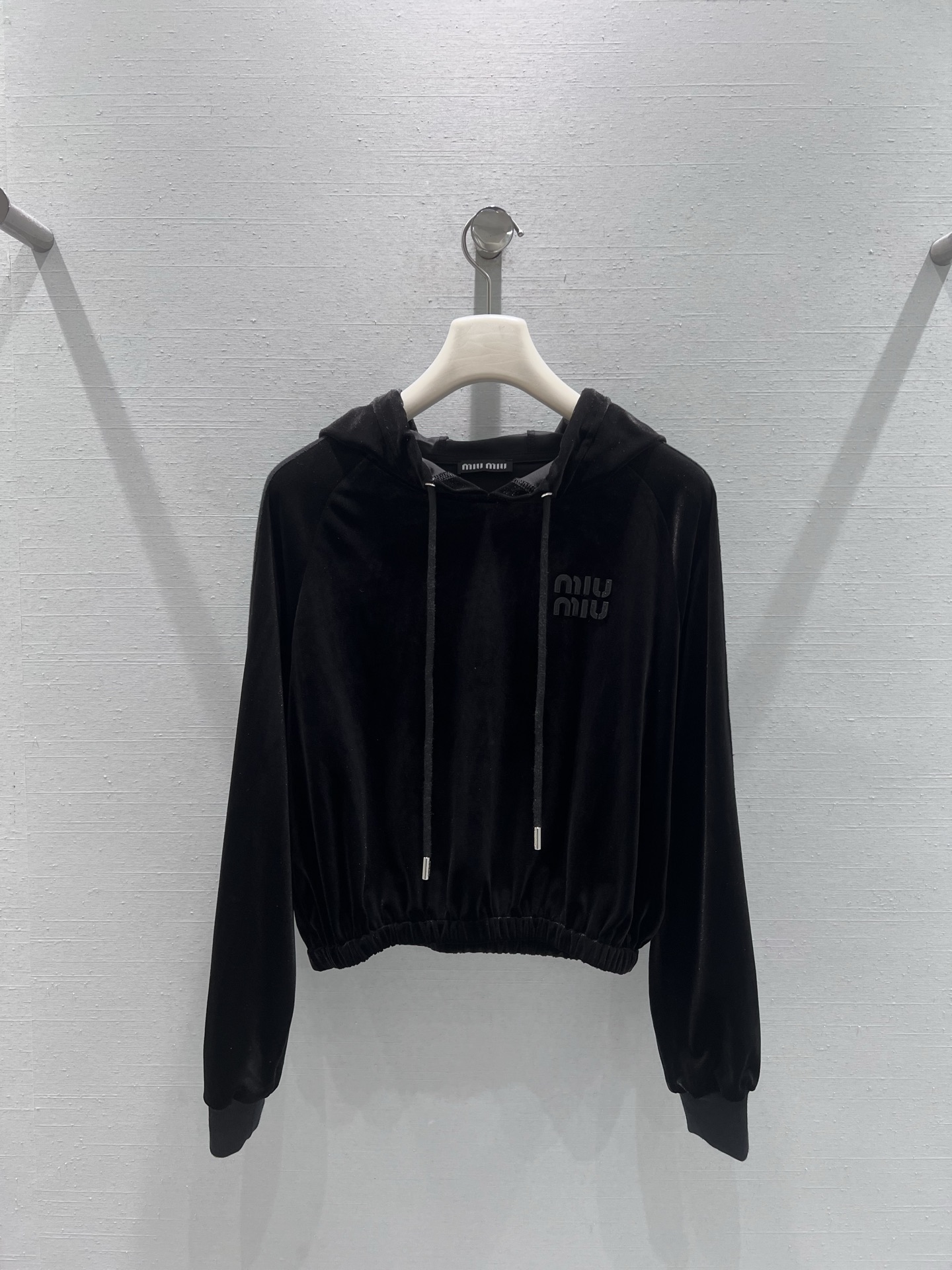 NO:569860,Support MIU exchange  *2025 Advanced Ready-to-Wear Series // Jacket wide-leg pants suit gold velvet fabric has its own luster, showing rich visual layers under different light conditions, hooded design, drawstring elements add casual sex, short version with waist design, striped decoration on the sleeves and  Printed letters on the chest. The bottoms are wide-leg pants with excellent drape. The drawstring waistband can be adjusted freely. The side stripes echo the top, creating an overall sense of coordination and fashion. smL real shot details,,miumiu,jackets  & coats,hats,alexander wang19860909支持换款MIU *2025高级成衣系列//外套阔腿裤套装金丝绒面料自带光泽,在不同光线条件下呈现出丰富的视觉层次,连帽设计,抽绳元素增添随性感,短款版型搭配收腰设计,袖子上条纹装饰与胸前字母印花.下装是阔腿裤版型,垂坠感极佳,抽绳腰头可自由调节松紧,侧边条纹与上衣相呼应,打造出整体的协调感与时尚感.smL实拍细节图,,miumiu,jackets & coats,hats,alexander wang,Women's clothing