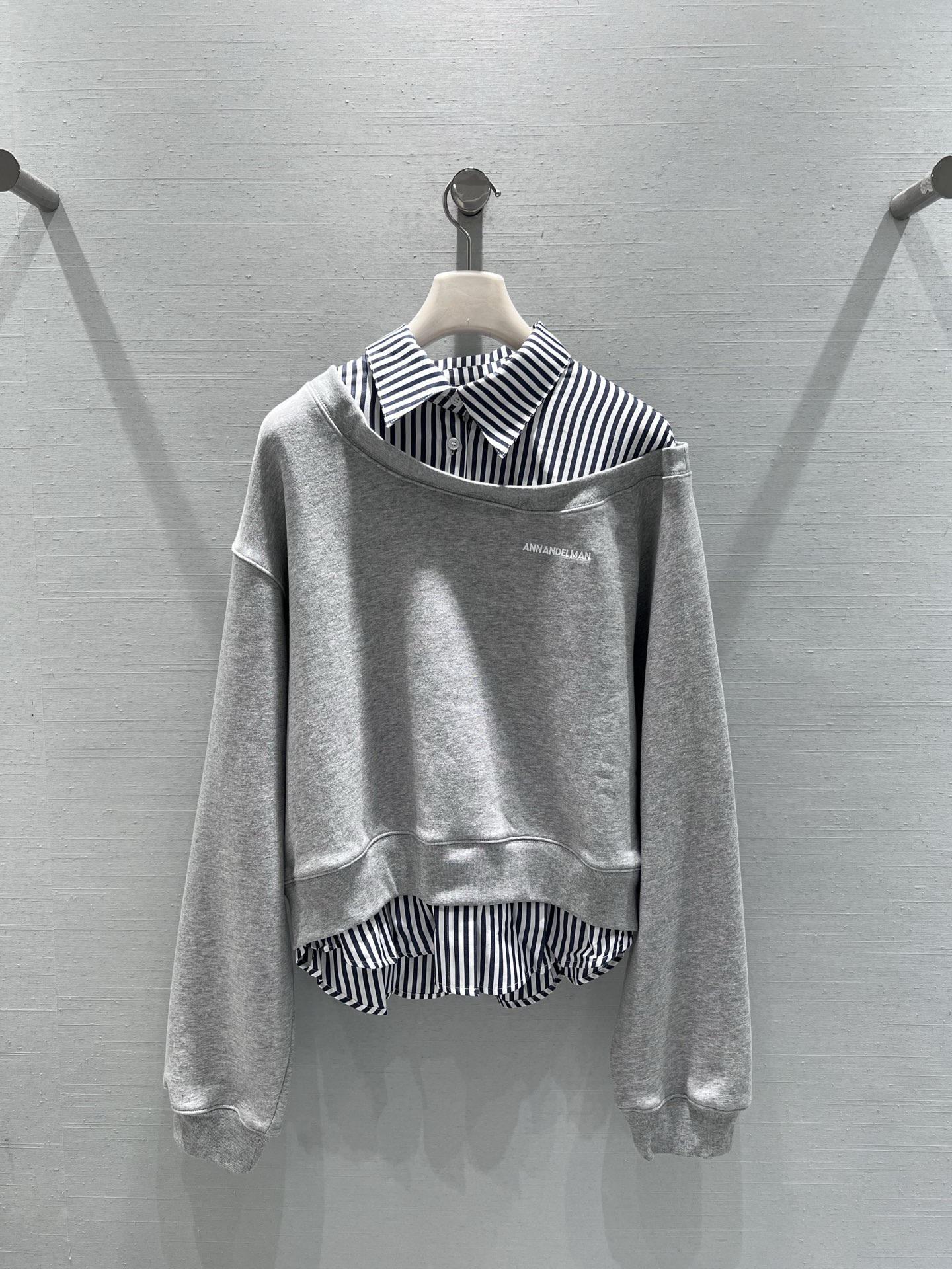 NO:568802,Support exchange ANN ANDELM**25FW new series // Spliced ​​shirt and sweatshirt This year's hot ANN shirt splicing series, purchased by YB, adopts a fake two-piece splicing style with a great sense of design, cleverly integrating the gray off-shoulder sweatshirt and striped shirt. The off-shoulder design adds a bit of sexiness; the lapel elements of the striped shirt are neat and elegant, and the two styles collide to create a unique fashion spark. smL real shot details, hoodie, sweatshirts, shirts, alexander wang19860909支持换款 ANN ANDELM**25FW新款系列//拼接衬衫卫衣今年大火的ANN衬衫拼接系列,YB购入 采用极具设计感的假两件拼接风格,将灰色露肩卫衣与条纹衬衫巧妙融合.露肩设计增添了几分小性感；条纹衬衫的翻领元素利落大方,两种风格碰撞出独特的时尚火花.smL实拍细节图,,hoodie,sweatshirts,shirts,alexander wang,Women's clothing