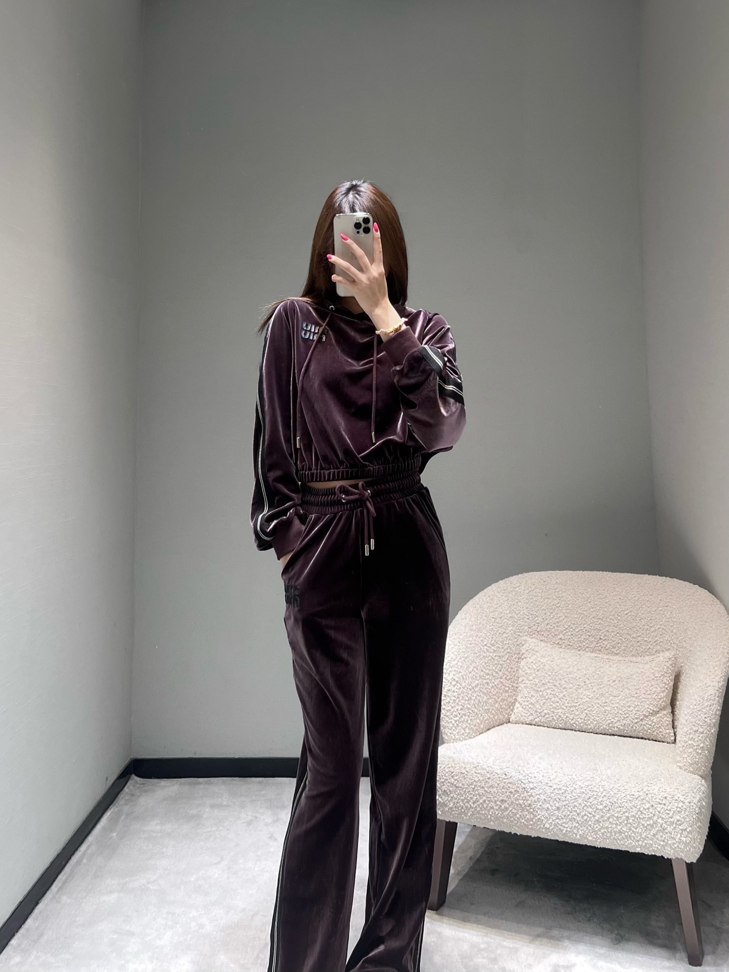 NO:569856,MIU  *2025 Advanced Ready-to-Wear Series // Jacket wide-leg pants suit gold velvet fabric has its own luster, showing rich visual layers under different light conditions, hooded design, drawstring elements add casualness, short version with waist design, striped decoration on the sleeves and letter printing on the chest. The bottoms are wide-leg pants version with excellent drape. The drawstring waistband can be freely adjusted for elasticity, and the side stripes echo the top, creating an overall sense of coordination and fashion. smL,,miumiu,jackets  & coats,hats,alexander wang19860909MIU *2025高级成衣系列//外套阔腿裤套装金丝绒面料自带光泽,在不同光线条件下呈现出丰富的视觉层次,连帽设计,抽绳元素增添随性感,短款版型搭配收腰设计,袖子上条纹装饰与胸前字母印花.下装是阔腿裤版型,垂坠感极佳,抽绳腰头可自由调节松紧,侧边条纹与上衣相呼应,打造出整体的协调感与时尚感.smL,,miumiu,jackets & coats,hats,alexander wang,Women's clothing