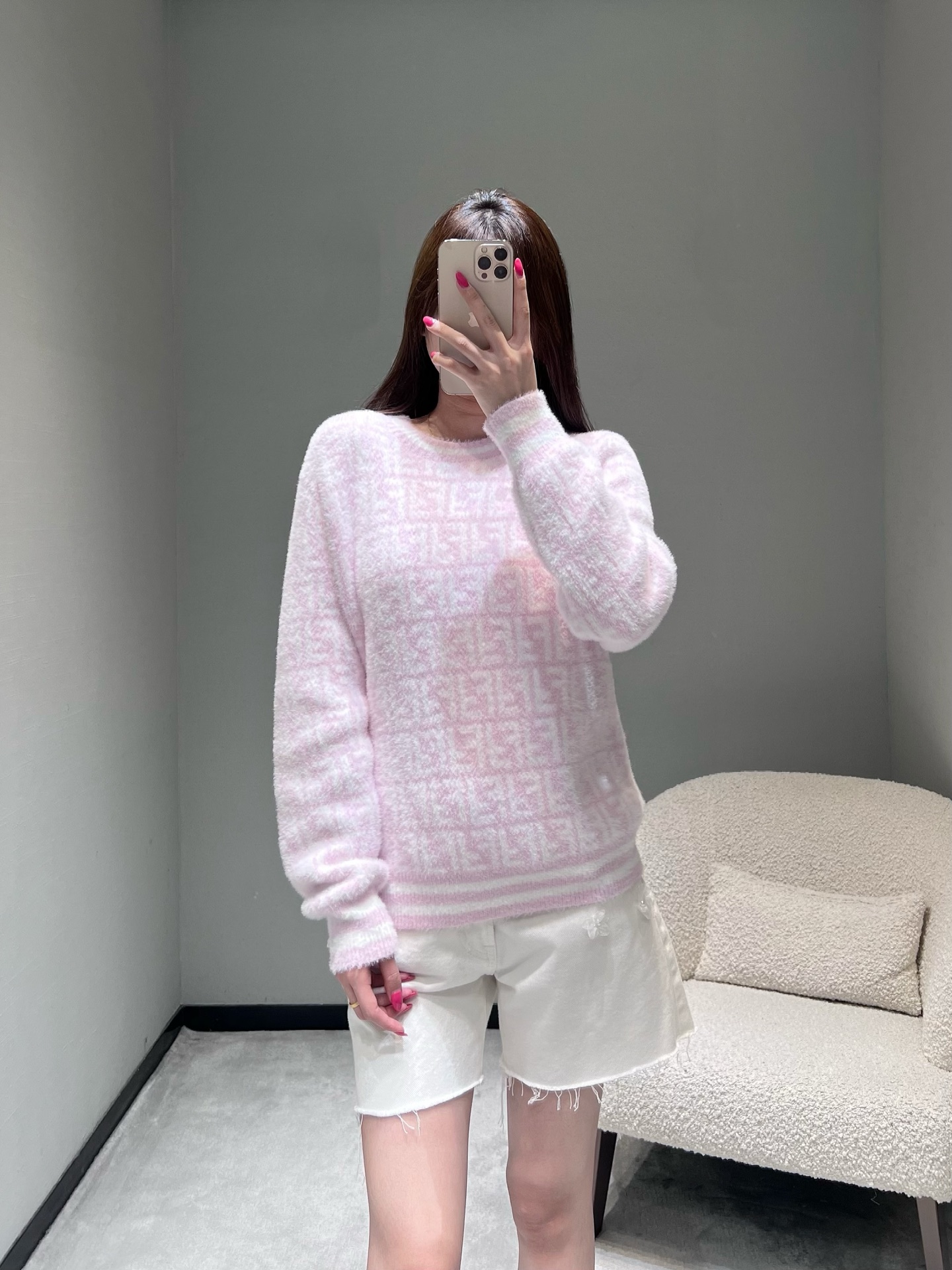 NO:569871,Fend* i2025 Advanced Ready-to-Wear Series // Knitted wool YB customized fabric, purchased and developed by YB, exclusive first order. The fabric feels soft and fluffy. For the upcoming Christmas, New Year, and New Year, the golden style is ready in advance. It is decorated with FF jacquard pattern all over, using a V-neck design, with exquisite pink buttons, pink and white stripes on the cuffs and hem, and the silhouette has an indescribable high-end texture. smL,, fendi, alexander wang19860909Fend* i2025高级成衣系列//针织毛YB定制面料,YB购入开发,独家首单.面料触感柔软蓬松,即将迎来的圣诞节 跨年 新年,千金风穿搭提前准备好满幅饰有FF提花图案,采用V领设计,搭配精致的粉色纽扣,袖口和下摆处的粉白条纹装饰,廓形版型是无法言喻的高级质感.smL,,fendi,alexander wang,Women's clothing