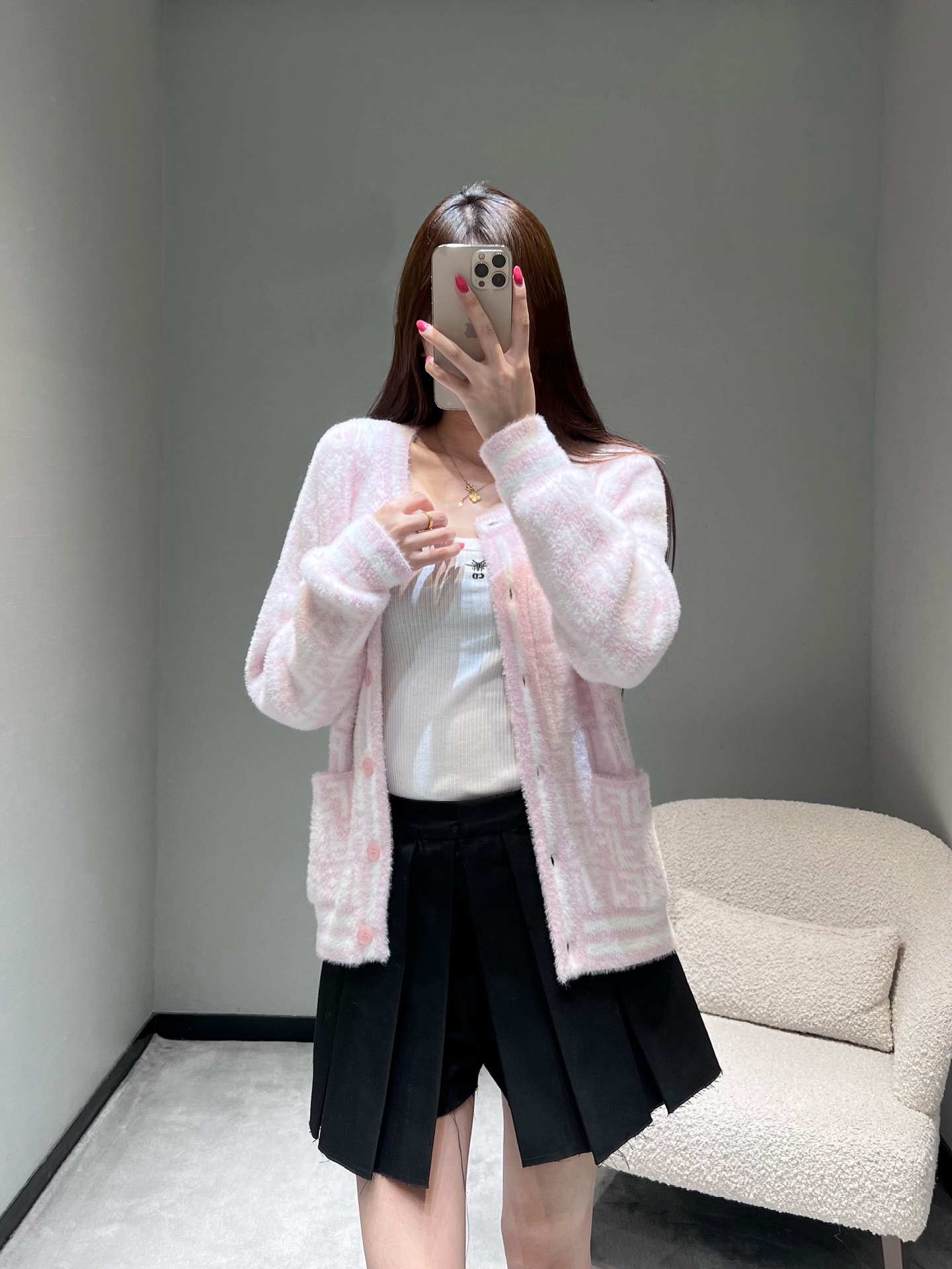 NO:569883,Fend* i2025 advanced ready-to-wear series // Knitted wool cardigan YB customized fabric, purchased and developed by YB, exclusive first order. The fabric feels soft and fluffy. For the upcoming Christmas and New Year, the golden style is ready in advance. It is decorated with FF jacquard pattern all over, with V-neck design, exquisite pink buttons, pink and white stripes on the cuffs and hem, and the silhouette has an indescribable high-end texture. smL,, fendi, alexander wang19860909Fend* i2025高级成衣系列//针织毛开衫YB定制面料,YB购入开发,独家首单.面料触感柔软蓬松,即将迎来的圣诞节 跨年 新年,千金风穿搭提前准备好满幅饰有FF提花图案,采用V领设计,搭配精致的粉色纽扣,袖口和下摆处的粉白条纹装饰,廓形版型是无法言喻的高级质感.smL,,fendi,alexander wang,Women's clothing