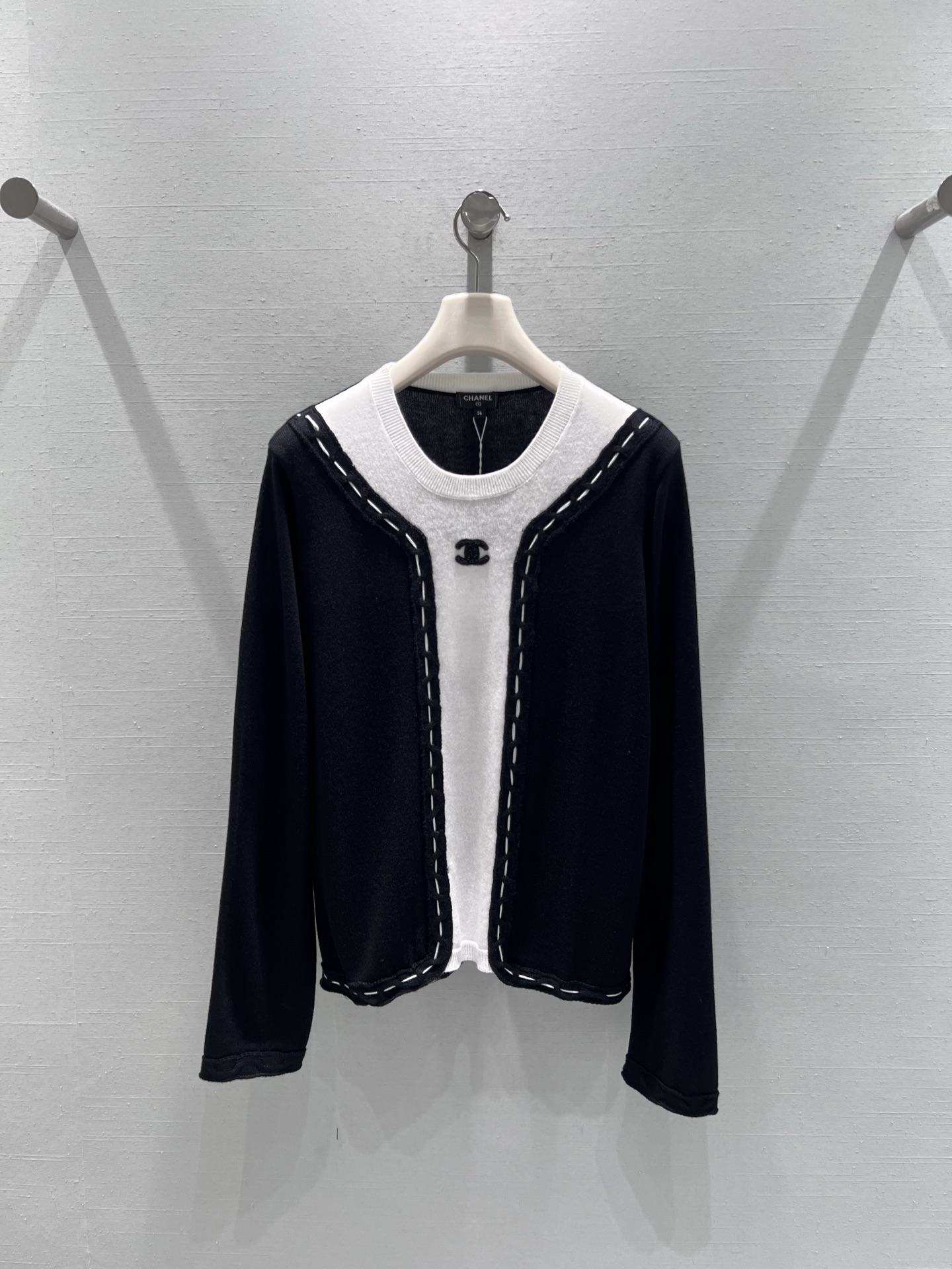 NO:570823,Support exchange of CHAN*1 2025 handmade ready-to-wear series // knitted sweater YB custom fabric, purchased and developed by YB, exclusive first order. The classic black and white contrasting color interprets the French elegant style. The round neck design, the visual effect of black and white splicing is highly recognizable, the white topstitch decoration at the splicing is exquisite and delicate, the double C iconic metal buckle on the chest is a small fragrance, elegant and elegant. smL real shot details,, chanel, alexander wang19860909支持换款CHAN*1 2025手工坊成衣系列//针织衫YB定制面料,YB购入开发,独家首单.经典的黑白撞色演绎法式优雅格调.圆领设计,黑白拼接的视觉效果极具辨识度,拼接处的白色明线装饰精致细腻,胸前的双C标志性金属扣一眼小香,大气优雅.smL实拍细节图,,chanel,alexander wang,Women's clothing