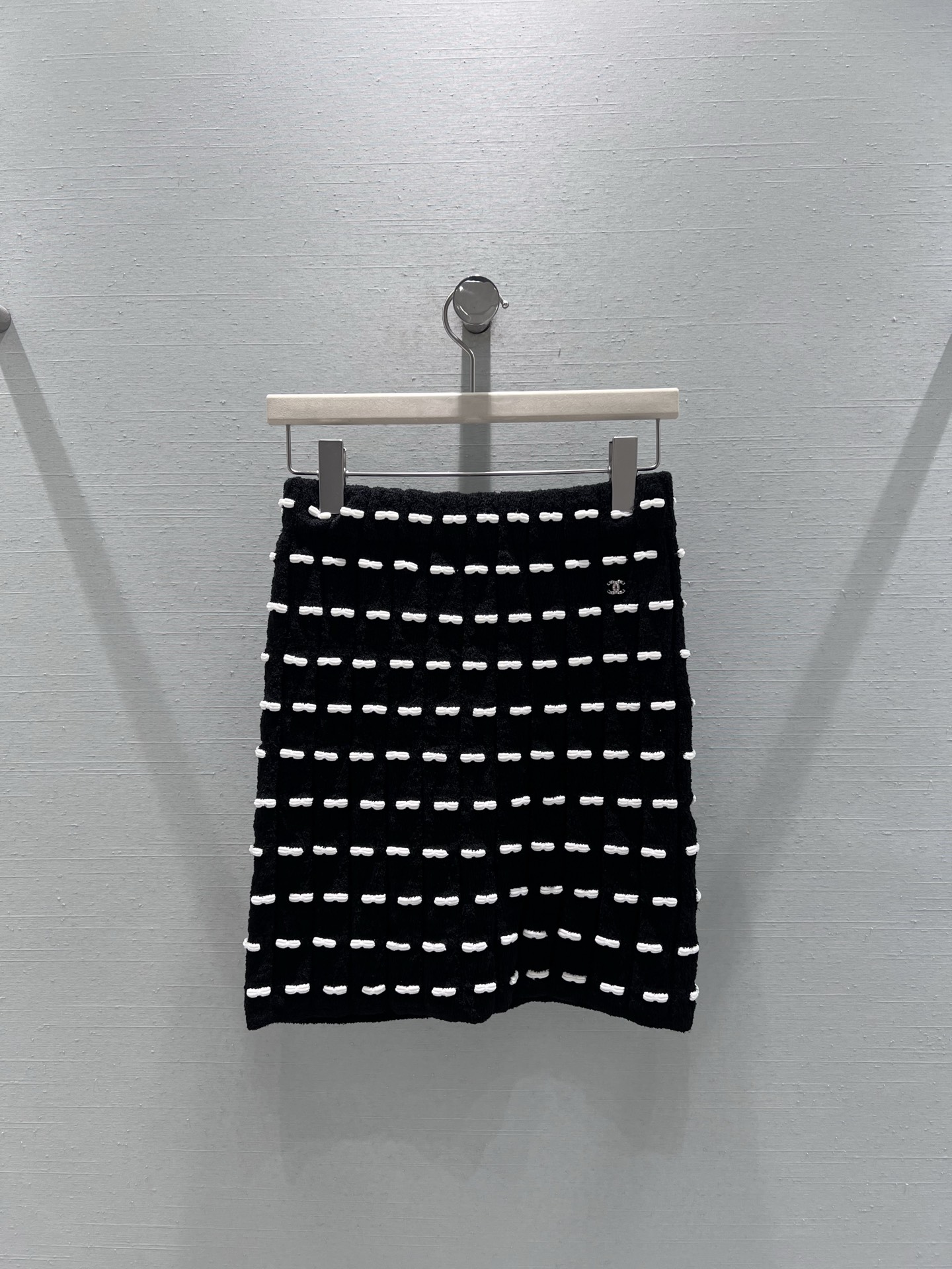 NO:570795,Supports exchange of 25 black and white contrasting colors, using exquisite knitting to create a retro rhythm. Simplicity and sophistication are blended into the stitching. Pair it with a sweater of the same series or a simple white shirt to unlock your unique black and white 2-color smL real shot details, shirts, alexander wang19860909支持换款 25 黑白撞色款,以精巧针织织出复古韵律 将简约与精致揉进针脚 搭配同系列针织衫,或是简约白衬衫,都能解锁独属你黑白 2色 smL实拍细节图,,shirts,alexander wang,Women's clothing