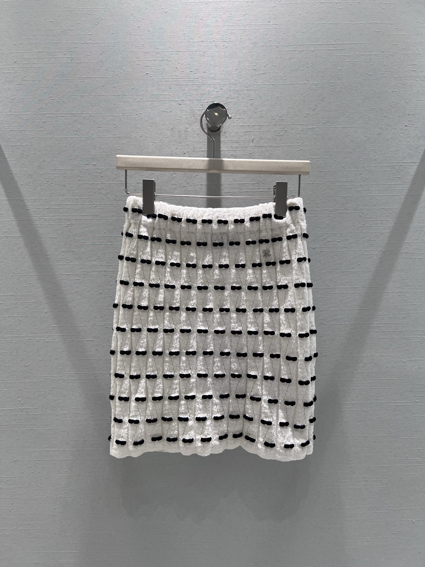 NO:570800,Supports exchange of 25 black and white contrasting colors, using exquisite knitting to create a retro rhythm. Simplicity and sophistication are blended into the stitching. Pair it with a sweater of the same series or a simple white shirt to unlock your own black and white 2-color smL real shot details, shirts, alexander wang19860909支持换款 25 黑白撞色款,以精巧针织织出复古韵律 将简约与精致揉进针脚 搭配同系列针织衫,或是简约白衬衫,都能解锁独属你黑白 2色 smL 实拍细节图,,shirts,alexander wang,Women's clothing