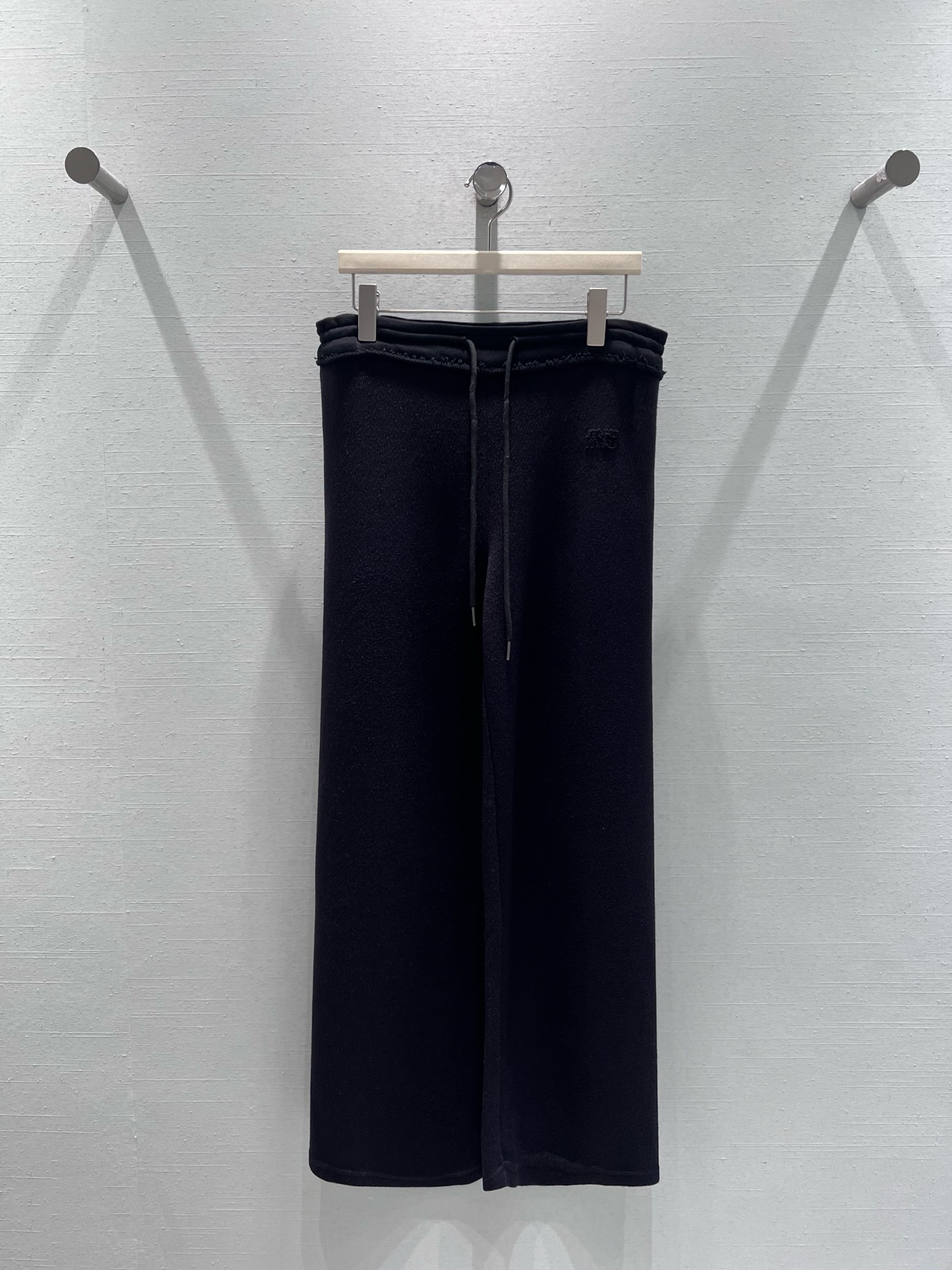 NO:570794,Support exchange miu 25FW new autumn and winter series // Drawstring sweatshirt trousers are designed with elastic waist, with drawstring and button elements, which not only facilitates waistline adjustment, but also adds a sense of design. Low-key luxury, the version is a loose wide-leg style, full of drape smL real shot details,, miumiu, hoodie, sweatshirts, alexander wang19860909支持换款 miu 25FW秋冬新品系列//抽绳卫衣长裤采用松紧腰设计,搭配抽绳和排扣元素,既方便调节腰围,又增添了设计感.低调奢华,版型是宽松的阔腿样式,垂坠感十足smL实拍细节图,,miumiu,hoodie,sweatshirts,alexander wang,Women's clothing