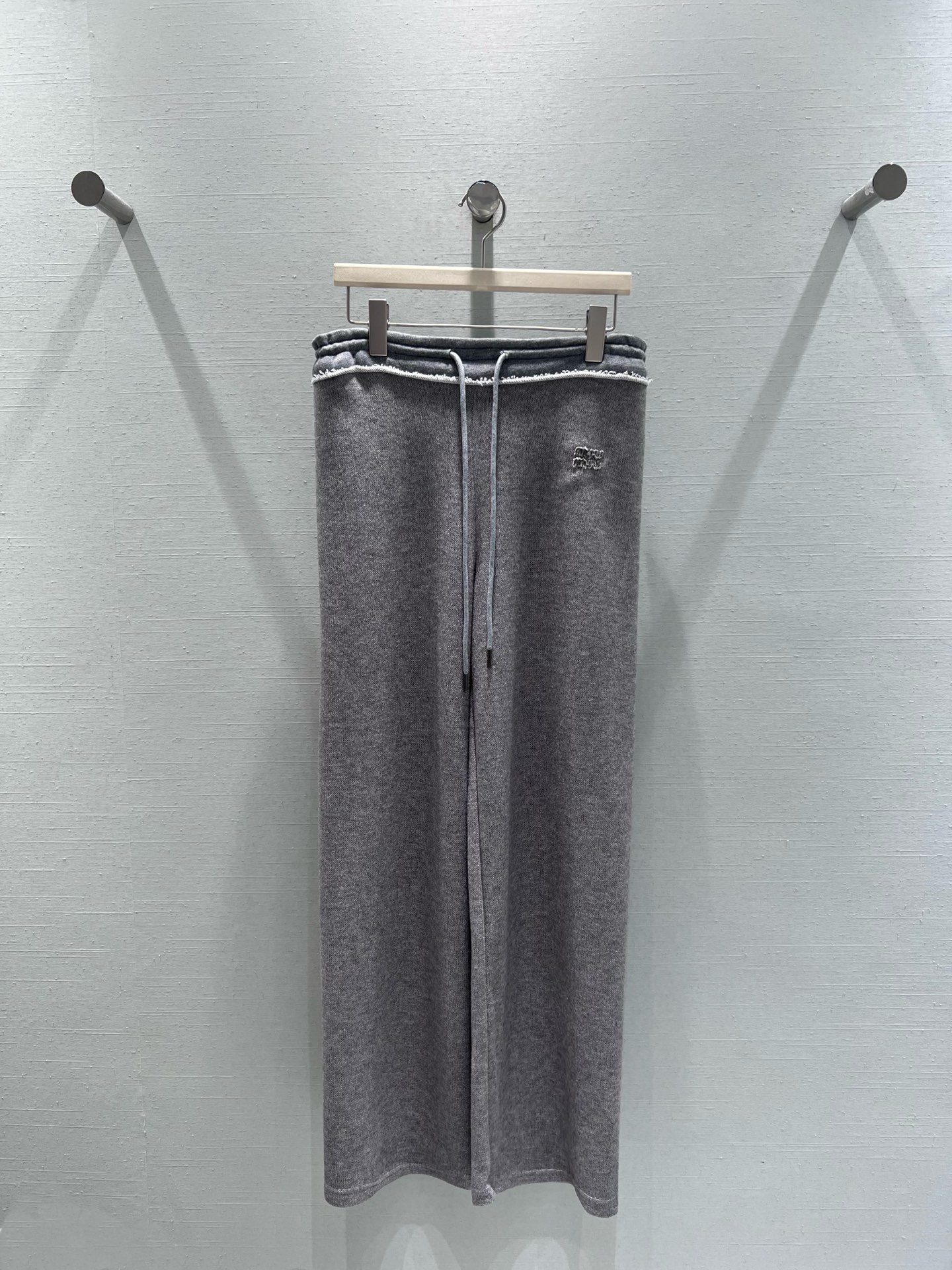NO:570804,Support exchange miu 25FW new autumn and winter series // Drawstring sweatshirt trousers are designed with an elastic waist, with drawstring and button elements, which not only facilitates waistline adjustment, but also adds a sense of design. Low-key luxury, the version is a loose wide-leg style, with a full sense of drape smL real shot details,, miumiu, hoodie, sweatshirts, alexander wang19860909支持换款 miu 25FW秋冬新品系列//抽绳卫衣长裤采用松紧腰设计,搭配抽绳和排扣元素,既方便调节腰围,又增添了设计感.低调奢华,版型是宽松的阔腿样式,垂坠感十足smL 实拍细节图,,miumiu,hoodie,sweatshirts,alexander wang,Women's clothing
