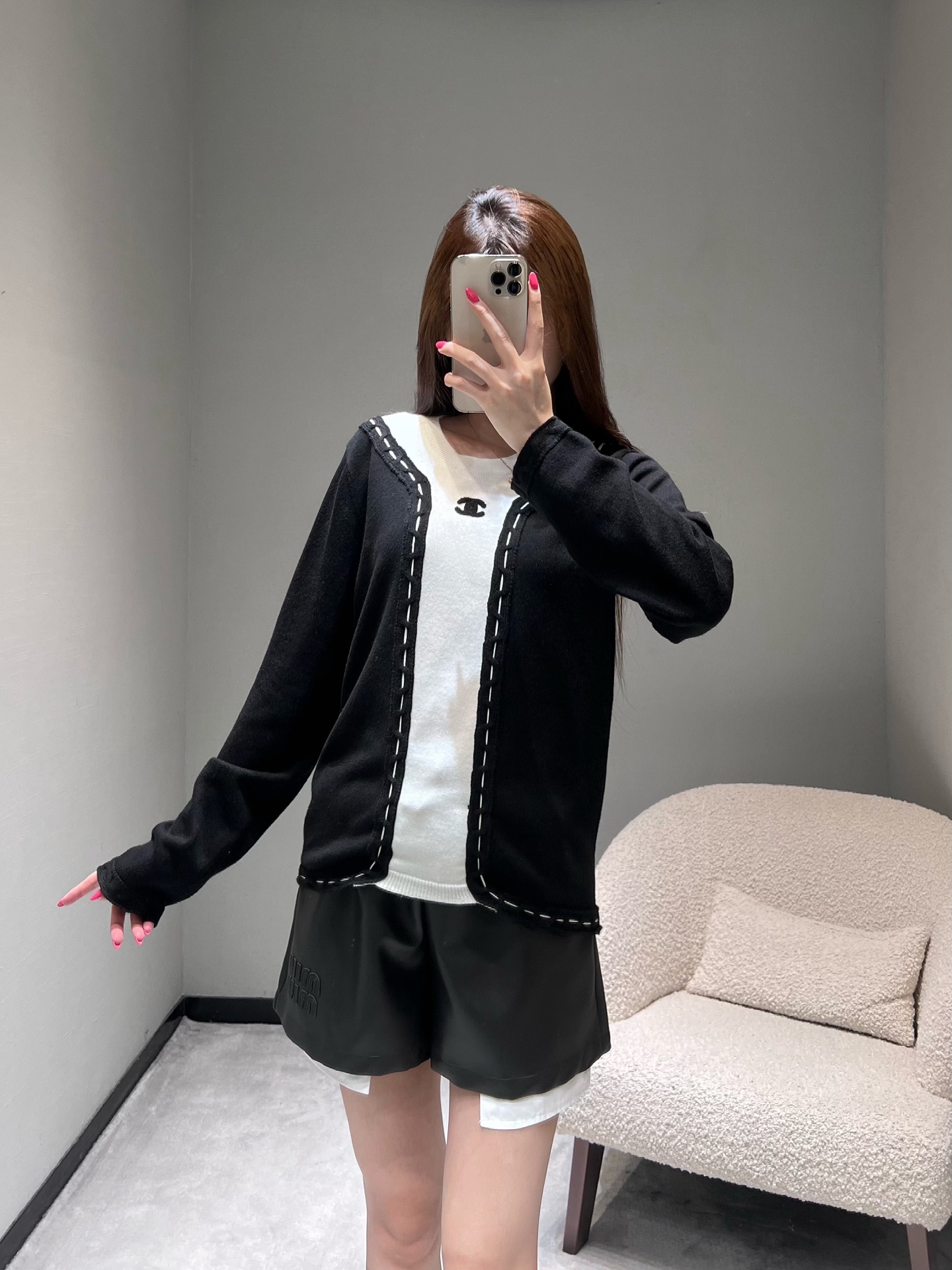 NO:570828,CHAN*1 2025 Handicraft Workshop Ready-to-Wear Series // Knitted sweater YB customized fabric, purchased and developed by YB, exclusive first order. The classic black and white contrasting color interprets French elegant style. The round neck design, the visual effect of black and white splicing is highly recognizable, the white topstitch decoration at the splicing is exquisite and delicate, and the double C iconic metal buckle on the chest is eye-catching and elegant. smL,, chanel, alexander wang19860909CHAN*1 2025手工坊成衣系列//针织衫YB定制面料,YB购入开发,独家首单.经典的黑白撞色演绎法式优雅格调.圆领设计,黑白拼接的视觉效果极具辨识度,拼接处的白色明线装饰精致细腻,胸前的双C标志性金属扣一眼小香,大气优雅.smL,,chanel,alexander wang,Women's clothing