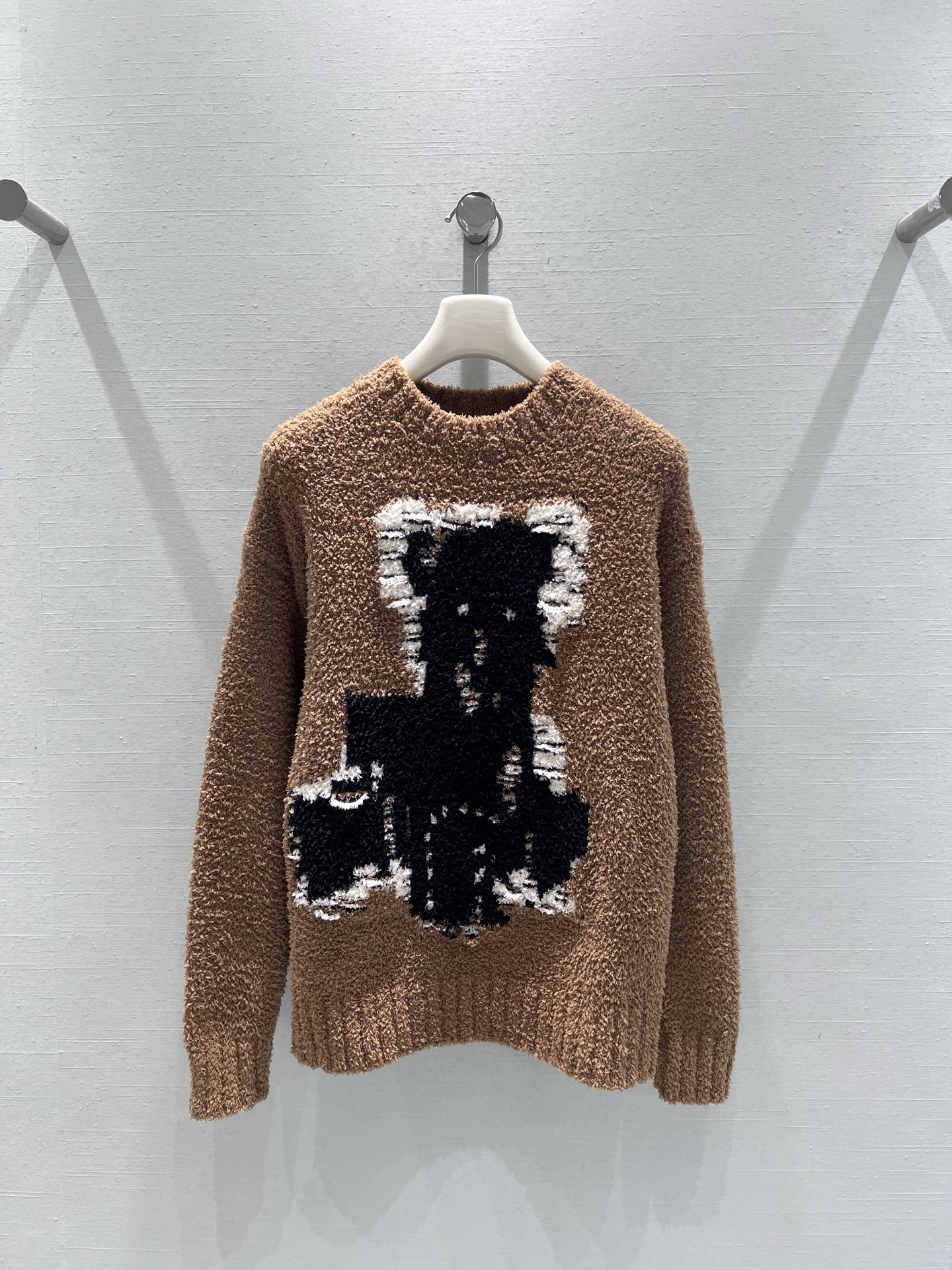 NO:576094,Support exchange Acne* 2025FW new autumn and winter product series // Knitted bear fur wardrobe cabinet popular item YB purchased and developed, exclusive first release, made of fluffy and soft knitted material, bringing excellent touch and warmth. The front of the body is decorated with a highly designed black and white bear pattern. Through contrasting colors and three-dimensional knitting technology, the bear image is artistic and interesting, adding a lively and age-reducing atmosphere to the overall look. smL real shot details, acne  studios,sweaters,alexander wang19860909支持换款Acne*2025FW秋冬新品系列//针织小熊毛衣柜柜抢手货YB购入开发,独家首发,采用蓬松柔软的针织材质,带来极佳的触感与保暖性.衣身正面饰有极具设计感的黑白小熊图案,通过撞色与立体针织工艺,让小熊形象富有艺术感与趣味性,为整体造型增添了活泼减龄的气息.smL实拍细节图,,acne studios,sweaters,alexander wang,Women's clothing