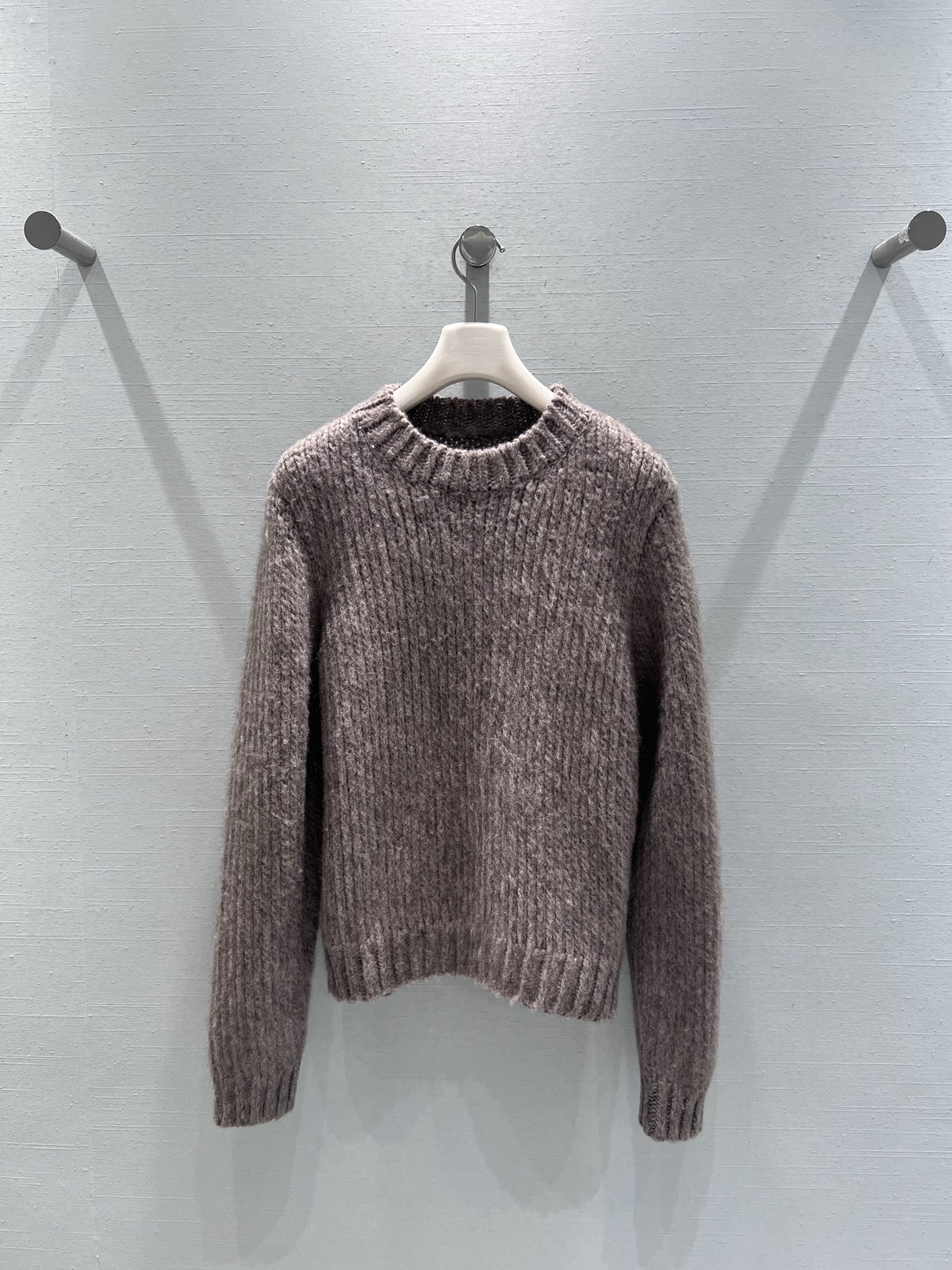 NO:576085,Supports replacement 2025 FW new autumn and winter series // Knitted sweaters are presented in soft brown tones and use textured thick needle knitting technology to create a warm and textured visual and tactile experience. The round neck design is classic and versatile, and the ribbed collar, cuffs and hem  The detailed processing not only enhances the three-dimensional sense of the clothes, but also improves the comfort and fit of the clothes. The material is fluffy and soft, and has excellent warmth retention. It is an ideal item for autumn and winter. sml real shot details,, sweaters, alexander  wang19860909支持换款2025FW秋冬新品系列//针织毛衣柔和的棕色调呈现,采用质感十足的粗针编织工艺,营造出温暖且富有肌理的视觉与触觉体验.圆领设计经典百搭,罗纹领口、袖口与下摆的细节处理,既增强了衣物的立体感,又提升了穿着的舒适度与贴合度.材质蓬松柔软,保暖性极佳,是秋冬季节的理想单品.sml实拍细节图,,sweaters,alexander wang,Women's clothing