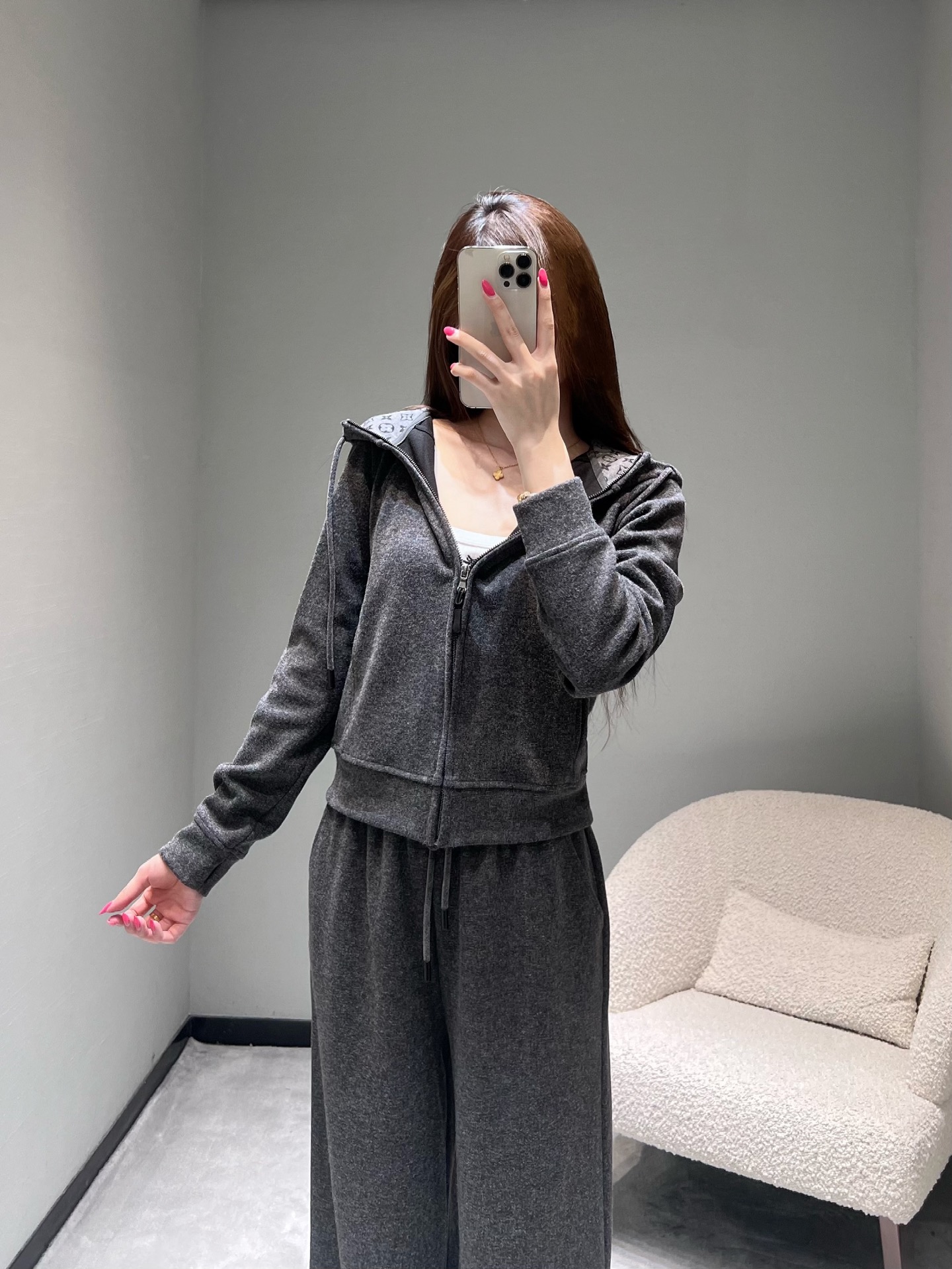 NO:576107,25FW new autumn and winter series // Hooded jacket and trousers set. The high version of the hooded jacket adopts a zipper opening and closing design, YB 1:1 metal zipper buckle, which is easy to put on and take off, simple and elegant. The matching trousers, loose straight version, modify the leg lines, can adapt to different body shapes, whether it is daily travel or sports and fitness, it can be easily controlled. sml,,jackets & coats,hats,alexander wang1986090925FW秋冬系列新品//连帽外套长裤套装高版连帽外套采用拉链开合设计,YB 1:1金属拉链扣,穿脱方便,简约又不失大方.搭配的同款长裤,宽松的直筒版型,修饰腿部线条,能够适配不同身材,无论是日常出行还是运动健身,都能轻松驾驭.sml,,jackets & coats,hats,alexander wang,Women's clothing