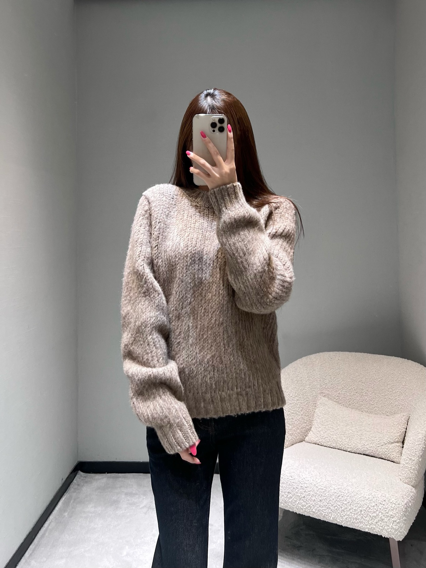 NO:576088,2025FW new autumn and winter series // Knitted sweaters are presented in soft brown tones, using thick-knit knitting technology with full texture, creating a warm and textured visual and tactile experience. The round neck design is classic and versatile, and the details of the ribbed collar, cuffs and hem not only enhance the three-dimensional sense of the clothes, but also improve the comfort and fit of the clothes. The material is fluffy and soft, with excellent warmth retention, making it an ideal item for autumn and winter. sml,,sweaters,alexander  wang198609092025FW秋冬新品系列//针织毛衣柔和的棕色调呈现,采用质感十足的粗针编织工艺,营造出温暖且富有肌理的视觉与触觉体验.圆领设计经典百搭,罗纹领口、袖口与下摆的细节处理,既增强了衣物的立体感,又提升了穿着的舒适度与贴合度.材质蓬松柔软,保暖性极佳,是秋冬季节的理想单品.sml,,sweaters,alexander wang,Women's clothing