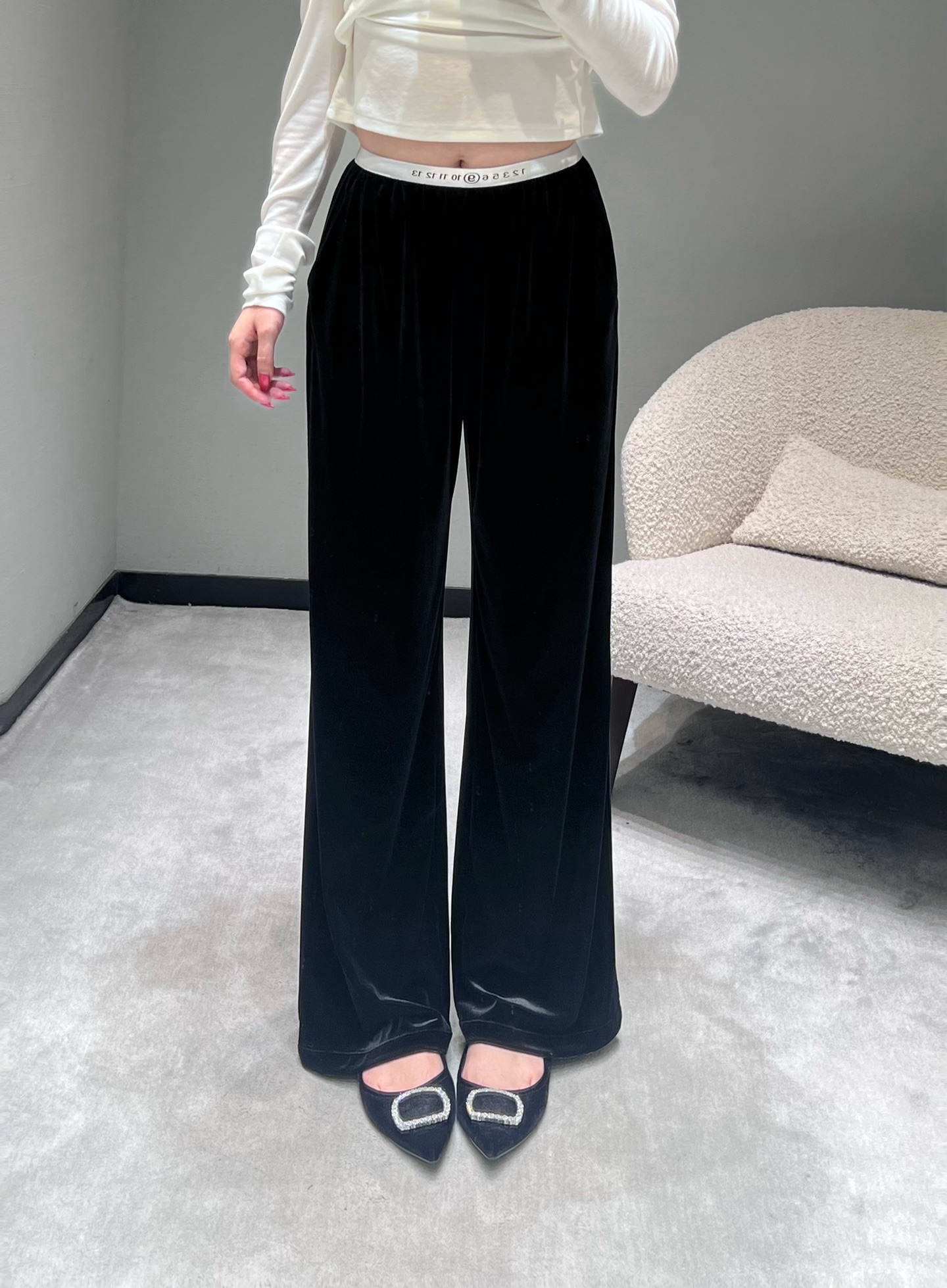 NO:576608,Batch 2025FW autumn and winter new product series //Gold velvet wide-leg pants are made of high-quality velvet fabrics, which are soft and smooth to the touch, and have a high-end gloss. They show a luxurious style under the light; the wide-leg design modifies the leg shape and is elegant and agile when walking, adding a bit of casualness and laziness to the overall look. The waist is designed with a contrasting waistband, which is casual and versatile smL,, alexander wang19860909批2025FW秋冬新品系列//金丝绒阔腿裤采用质感上乘的丝绒面料打造,触感柔软顺滑,且自带高级光泽感,在光线映衬下尽显奢华格调；阔腿设计,修饰腿型,行走间飘逸灵动,为整体造型增添了几分随性与慵懒.腰部采用撞色腰头设计,休閒百搭smL,,alexander wang,Women's clothing