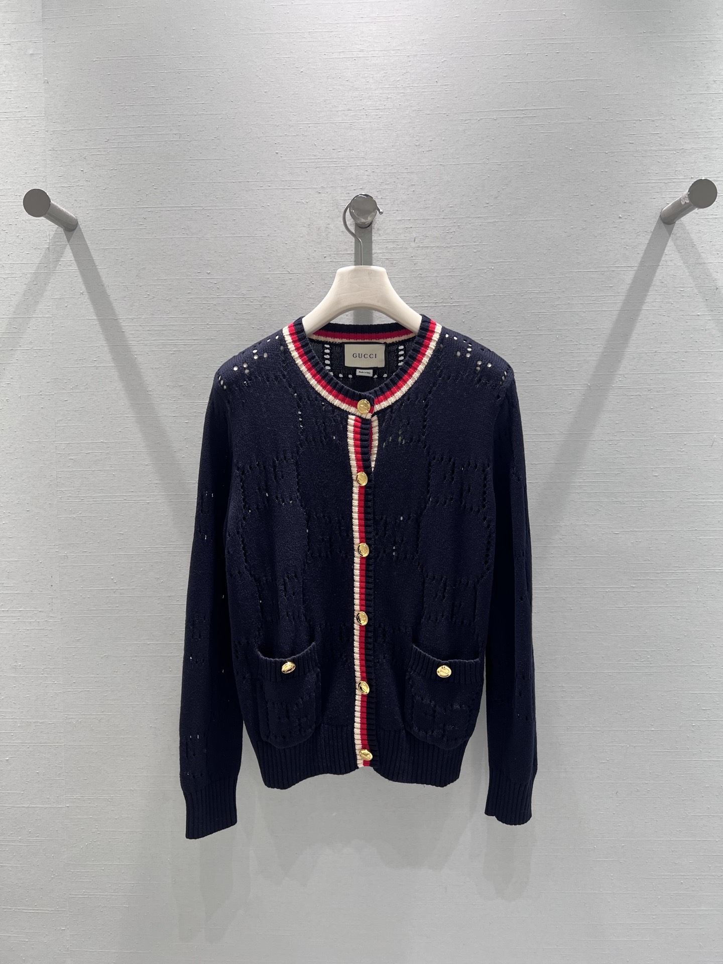 NO:576824,Supports exchange of styles GUCC* 2025FW new autumn and winter series // V-neck hollow wool wardrobe cabinets are on sale simultaneously!  It’s hard to find one piece; YB purchased the top development version, which is exclusively launched. The body uses hollow knitting technology, with exquisite texture and rich layering, creating a delicate visual and wearing experience. The collar and placket are decorated with red and white contrasting stripes, paired with GG gold buttons, which instantly brightens the overall temperament. smL real shot details,, gucci, sweaters, alexander wang19860909支持换款GUCC* 2025FW秋冬新品系列//V领镂空毛衣柜柜同步发售！一件难求；YB购入顶级开发版本,独家首发,衣身运用镂空针织工艺,纹理精致且富有层次感,营造出细腻的视觉与穿着体验.领口和门襟处饰有红、白撞色条纹,搭配GG金色纽扣,瞬间点亮整体气质.smL实拍细节图,,gucci,sweaters,alexander wang,Women's clothing