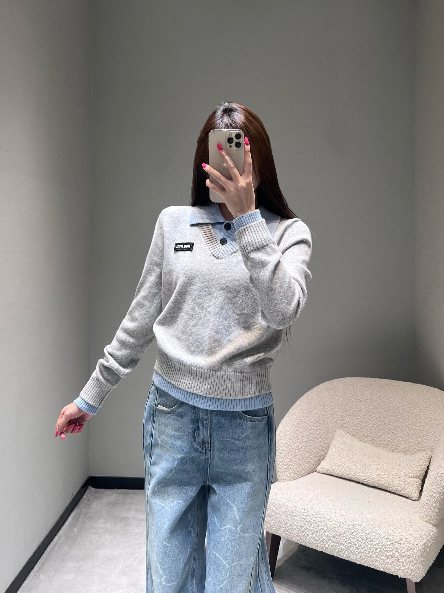 NO:576819,MIU*2025FW Autumn and Winter New Product Series // Shirt collar sweater for girls of the fresh blue miu series. The neckline, hem and cuffs are spliced ​​with fresh light blue to form a contrasting design. The visual layer is rich and full of vitality. The neckline combines the design of the lapel and V-neck, with black buttons, retro and playful; the black logo patch on the chest smL,, miumiu, sweaters, shirts, alexander wang19860909MIU*2025FW秋冬新品系列//衬衫领毛衣清新蓝miu系女孩,领口和下摆、袖口处拼接清新的浅蓝色,形成撞色设计,视觉层次丰富且充满活力.领口结合了翻领与V领的设计,搭配黑色纽扣,复古又俏皮；胸前的黑色logo贴饰smL,,miumiu,sweaters,shirts,alexander wang,Women's clothing