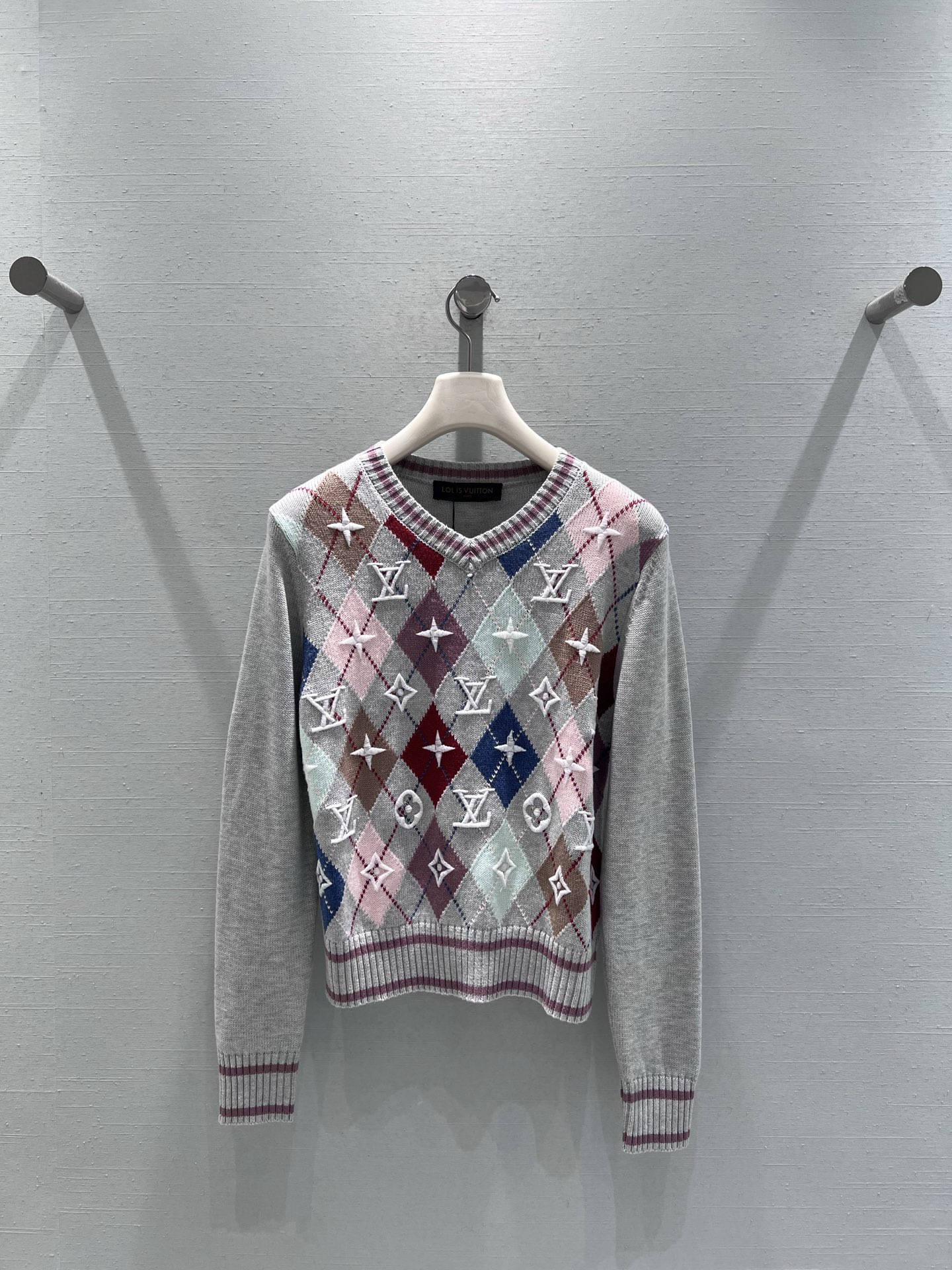 NO:577715,Supports exchange. LOUI S**Vitt*on 2025FW autumn and winter new product launch // Exclusive launch of rhombus sweater, made of delicate knitted fabric, with colorful rhombus pattern on the chest, embellished with the iconic logo!  Star-shaped and diamond-shaped elements are presented through three-dimensional embroidery technology. The classic V-neck design is matched with the collar and cuffs decorated with red and brown stripes. The luxury and retro style are perfectly blended. smL real shot details, louis vuitton, sweaters, alexander wang19860909支持换款 LOUI S**Vitt*on 2025FW秋冬首发新品//菱格毛衣独家首发,采用细腻的针织面料,胸前铺满多彩菱格图案,点缀着标志性logo！星形与菱形元素,通过立体刺绣工艺呈现,经典V领设计搭配红棕条纹装饰的领口与袖口,奢华与复古风格完美融合.smL实拍细节图,,louis vuitton,sweaters,alexander wang,Women's clothing