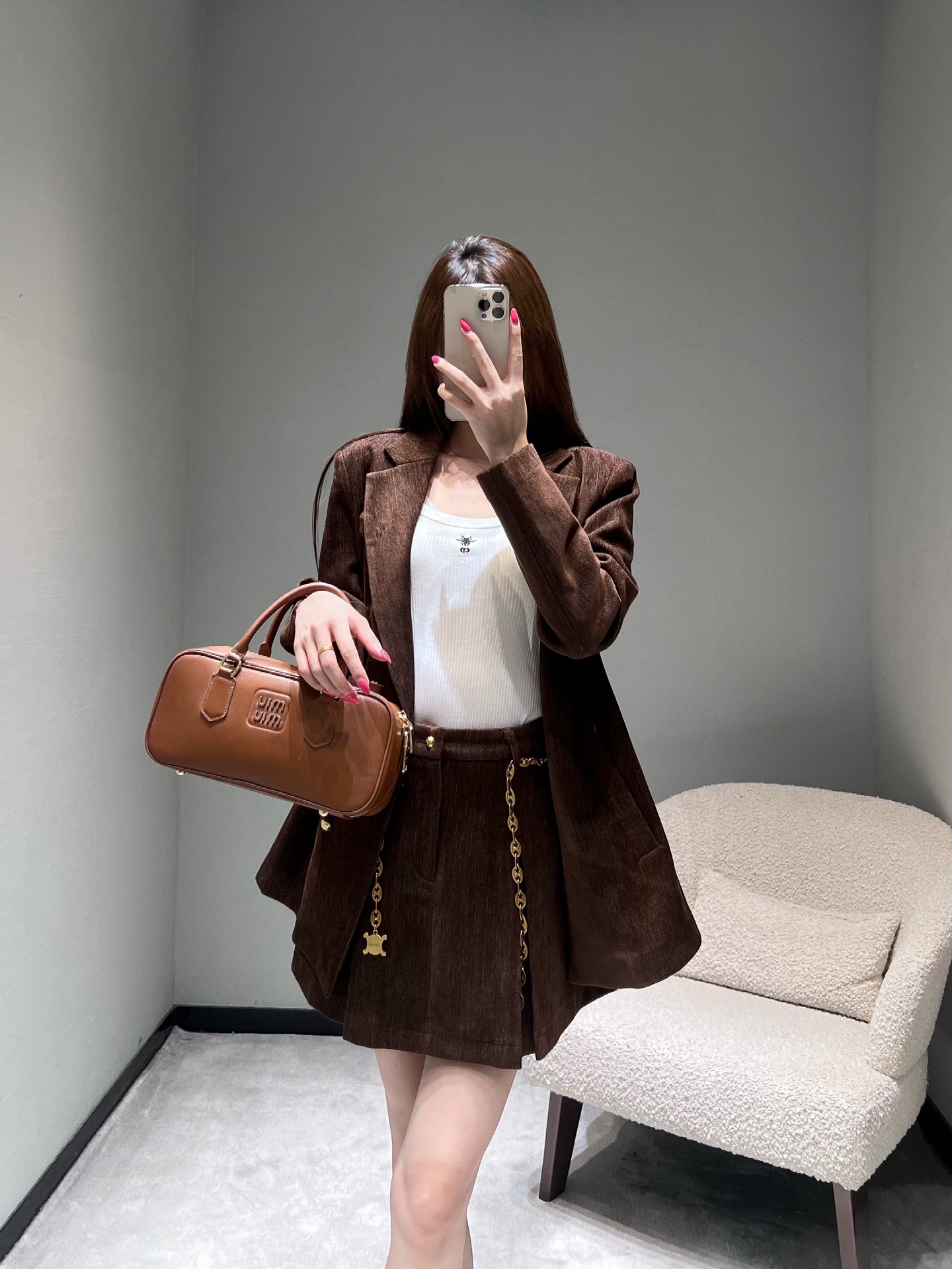 NO:577969,Celi*e 2025FW new series // CE suit skirt suit is made of dark brown corduroy fabric, with a classic lapel design, two gold buttons that are exquisite and eye-catching, and neat tailoring; the golden chain embellished with the skirt has a sense of design, and the logo hanging on the chain is full of details, injecting fashion personality into the overall look. SML,,celine,skirts,business suit,alexander wang19860909Celi*e 2025FW新款系列系列//CE西装短裙套装深棕色灯芯绒面料,采用经典的翻驳领设计,两粒金色纽扣精致亮眼,利落的剪裁；短裙点缀的金色链条极具设计感,链条上的logo挂饰更是细节满满,为整体造型注入了时尚个性.SML,,celine,skirts,business suit,alexander wang,Women's clothing