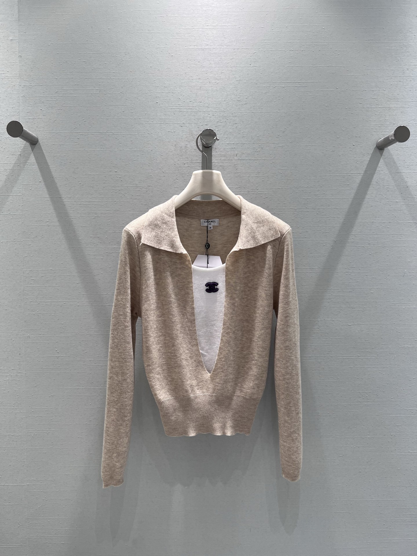 NO:578621,Support exchange CHAN*1 2025 Advanced Handmade Workshop Ready-to-Wear Series // The fake two-piece knitted fabric has a delicate texture, and the design of the neckline is very distinctive. The lapel is combined with a deep V-neck, revealing the white lining inside, and the classic double C logo on the lining. SML real shot details,, chanel, alexander wang19860909支持换款CHAN*1 2025高级手工坊成衣系列//假两件针织面料质感细腻,领口的设计极具特色,翻领与深V领相结合,露出内里的白色衬片,衬片上的经典双C标志.SML实拍细节图,,chanel,alexander wang,Women's clothing