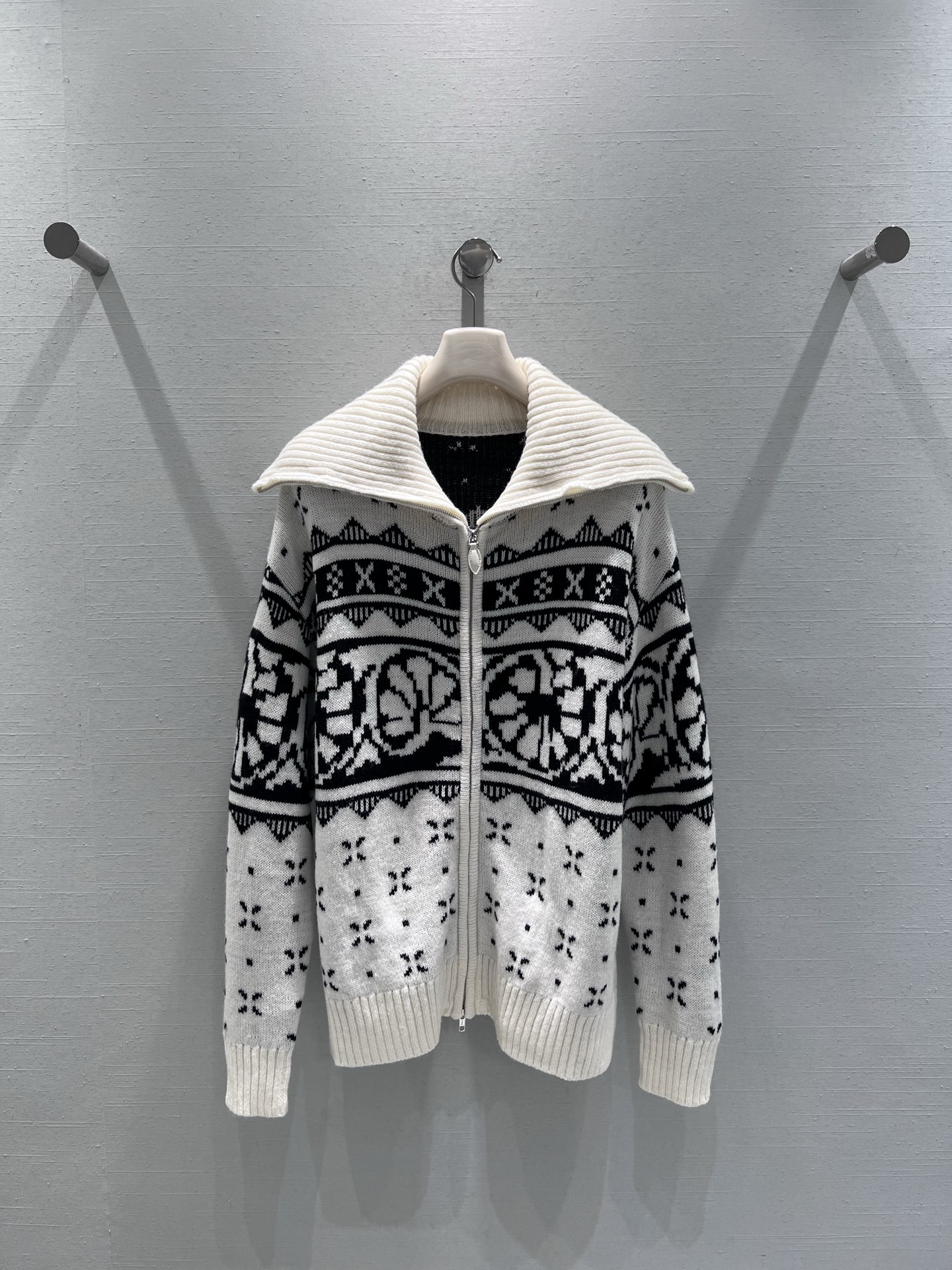 NO:578745,lSupport for exchange 2025 premium series // Retro Fair Isle jacquard sweater Retro jacquard craftsmanship, using a large lapel collar rib design to enhance the three-dimensional effect, the body is covered with retro ethnic jacquard patterns, geometric textures and floral elements intertwined, highlighting the layers in black and white contrasting colors, showing ingenuity in the details, injecting a strong retro artistic atmosphere into the whole. Two colors are available SML real shot details, loro piana, sweaters, alexander wang19860909l支持换款 2025高级系列//复古费尔岛提花毛衣 复古提花工艺,采用大翻领领口罗纹设计提升立体感,衣身布满复古民族风提花图案,几何纹理与花卉元素交织,在黑白撞色中凸显层次,细节处尽显匠心,为整体注入浓郁的复古艺术气息.两色可入 SML实拍细节,,loro piana,sweaters,alexander wang,Women's clothing