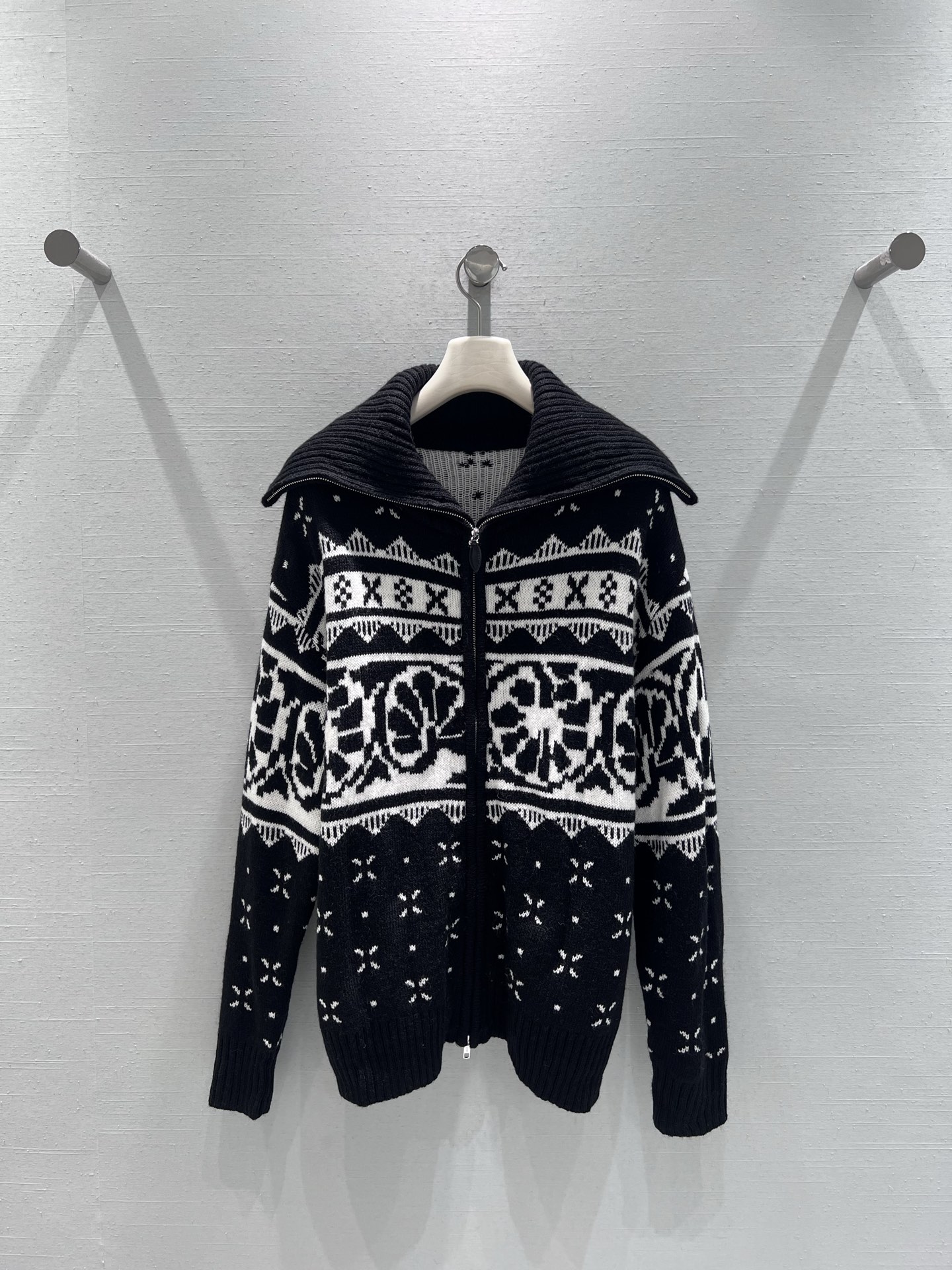 NO:578729,Supports exchange 2025 premium series // Retro Fair Isle jacquard sweater Retro jacquard craftsmanship, using a large lapel collar rib design to enhance the three-dimensional effect, the body is covered with retro ethnic jacquard patterns, geometric textures and floral elements are intertwined, highlighting the layers in black and white contrasting colors, showing ingenuity in the details, injecting a strong retro artistic atmosphere into the whole. Two colors are available SML real shot details, sweaters, alexander wang19860909支持换款 2025高级系列//复古费尔岛提花毛衣 复古提花工艺,采用大翻领领口罗纹设计提升立体感,衣身布满复古民族风提花图案,几何纹理与花卉元素交织,在黑白撞色中凸显层次,细节处尽显匠心,为整体注入浓郁的复古艺术气息.两色可入 SML实拍细节,,sweaters,alexander wang,Women's clothing