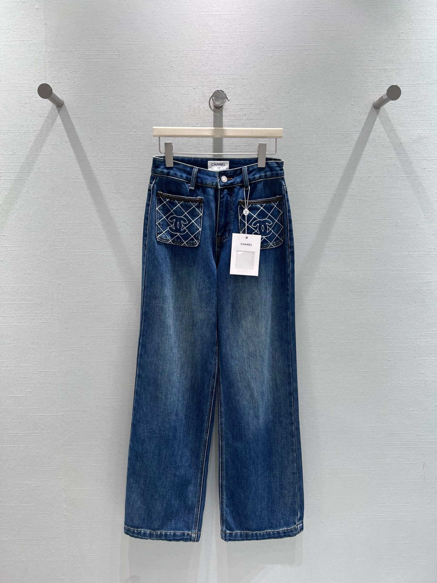 NO:578742,Supports exchange CHAN*L 2025FW new autumn and winter series // Pocket denim is made of classic denim material, full of texture and good wear resistance. Exclusive new development, 1:1YB custom development, rhombus pockets are super eye-catching, exclusive customized double Clogo. SML real shot details,,chanel,alexander wang19860909支持换款CHAN*L 2025FW秋冬上新系列//口袋牛仔经典的牛仔材质打造,质感十足且兼具良好的耐磨性.独家全新开发,1:1YB定制开发,菱格口袋超抢眼,专属定制双Clogo.SML实拍细节,,chanel,alexander wang,Women's clothing