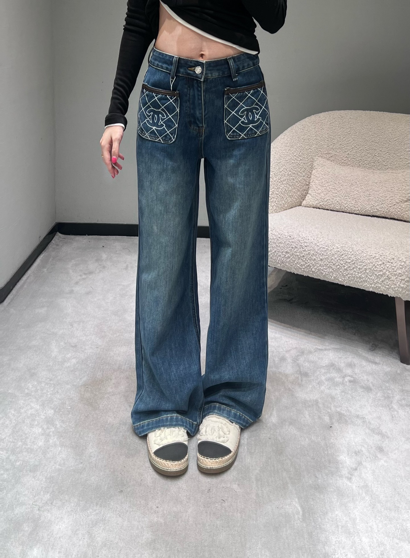 NO:578744,CHAN*L 2025FW new autumn and winter series // Pocket denim is made of classic denim material, full of texture and good wear resistance. Exclusive new development, 1:1YB customized development, rhombus pockets are super eye-catching, exclusive customized double Clogo.SML,,chanel,alexander wang19860909CHAN*L 2025FW秋冬上新系列//口袋牛仔经典的牛仔材质打造,质感十足且兼具良好的耐磨性.独家全新开发,1:1YB定制开发,菱格口袋超抢眼,专属定制双Clogo.SML,,chanel,alexander wang,Women's clothing