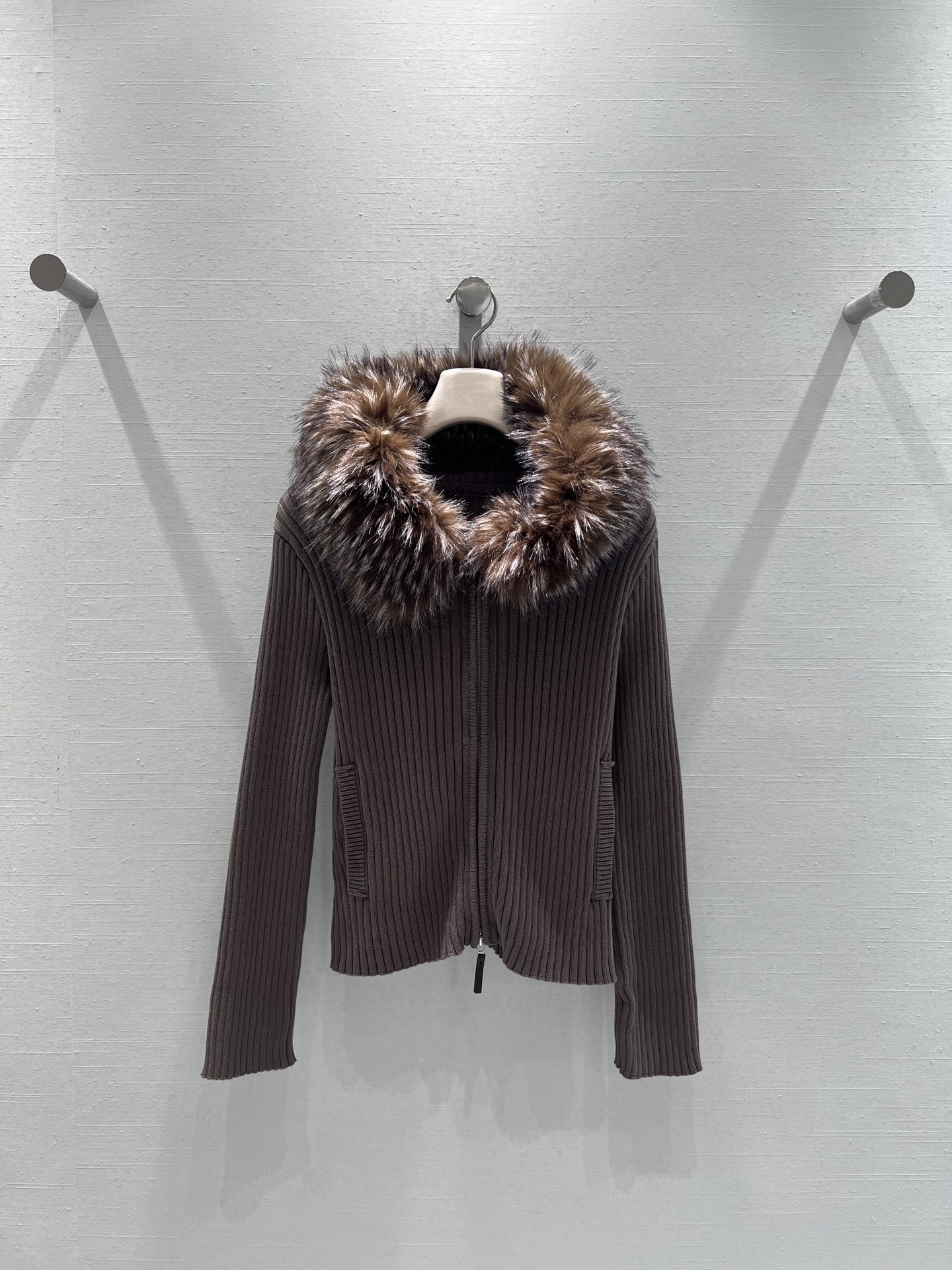 NO:579195,Supports exchange of styles. 2025FW autumn and winter debut new product series // Fur collar knitted sweater is a must-have autumn and winter high-end luxury product. It is made of vertical knitted fabric, with a delicate texture and elasticity. The most eye-catching luxury plush collar is fluffy and soft. The tan and silver gray fur color is rich in layers, injecting a sense of nobility and warmth into the overall shape, instantly enhancing the visual focus. SML real shot details, sweaters, alexander wang19860909支持换款2025FW秋冬首发新品系列//毛领针织毛衣秋冬高奢必入款来了采用竖纹针织面料,质感细腻且富有弹性,最吸睛的奢华毛绒领,蓬松柔软,棕褐与银灰相间的毛色层次丰富,为整体造型注入贵气与温暖感,瞬间提升视觉焦点.SML实拍细节,,sweaters,alexander wang,Women's clothing