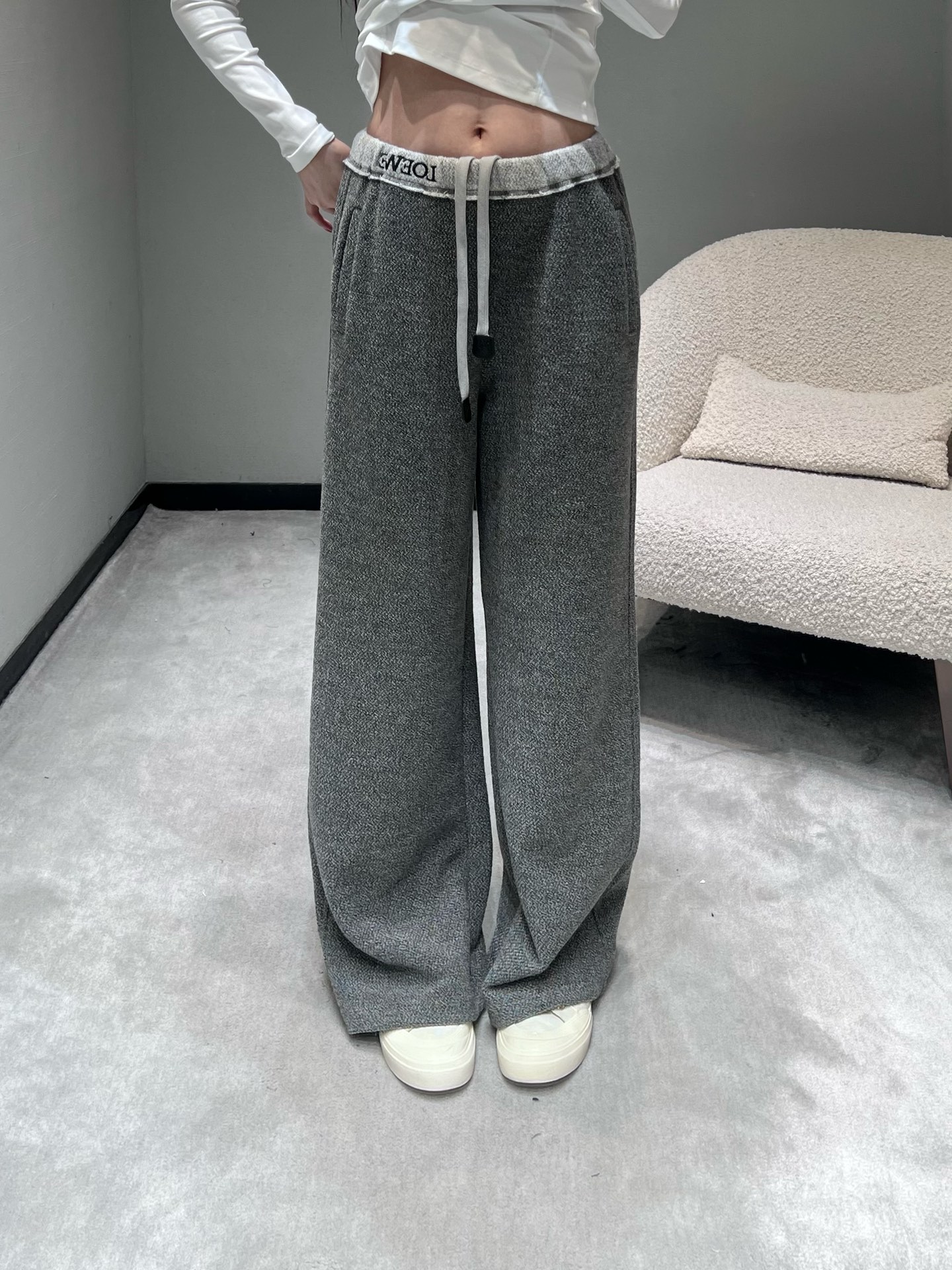 NO:579206,LOEW*2025FW autumn and winter first new product series //Sports trousers are made of fine blended fabrics, soft to the touch, crisp and stylish, in two classic colors of navy blue and gray, easily adaptable to multiple styles. Iconic brand letter webbing on the waist, with white drawstring design. Two colors available SML, loewe, alexander wang19860909LOEW*2025FW秋冬首发新品系列//运动长裤采用细腻混纺面料,触感柔软且挺括有型,藏蓝与灰色两款经典色调,轻松适配多元风格.腰间标志性的品牌字母织带,搭配白色抽绳设计.两色可选 SML,,loewe,alexander wang,Women's clothing