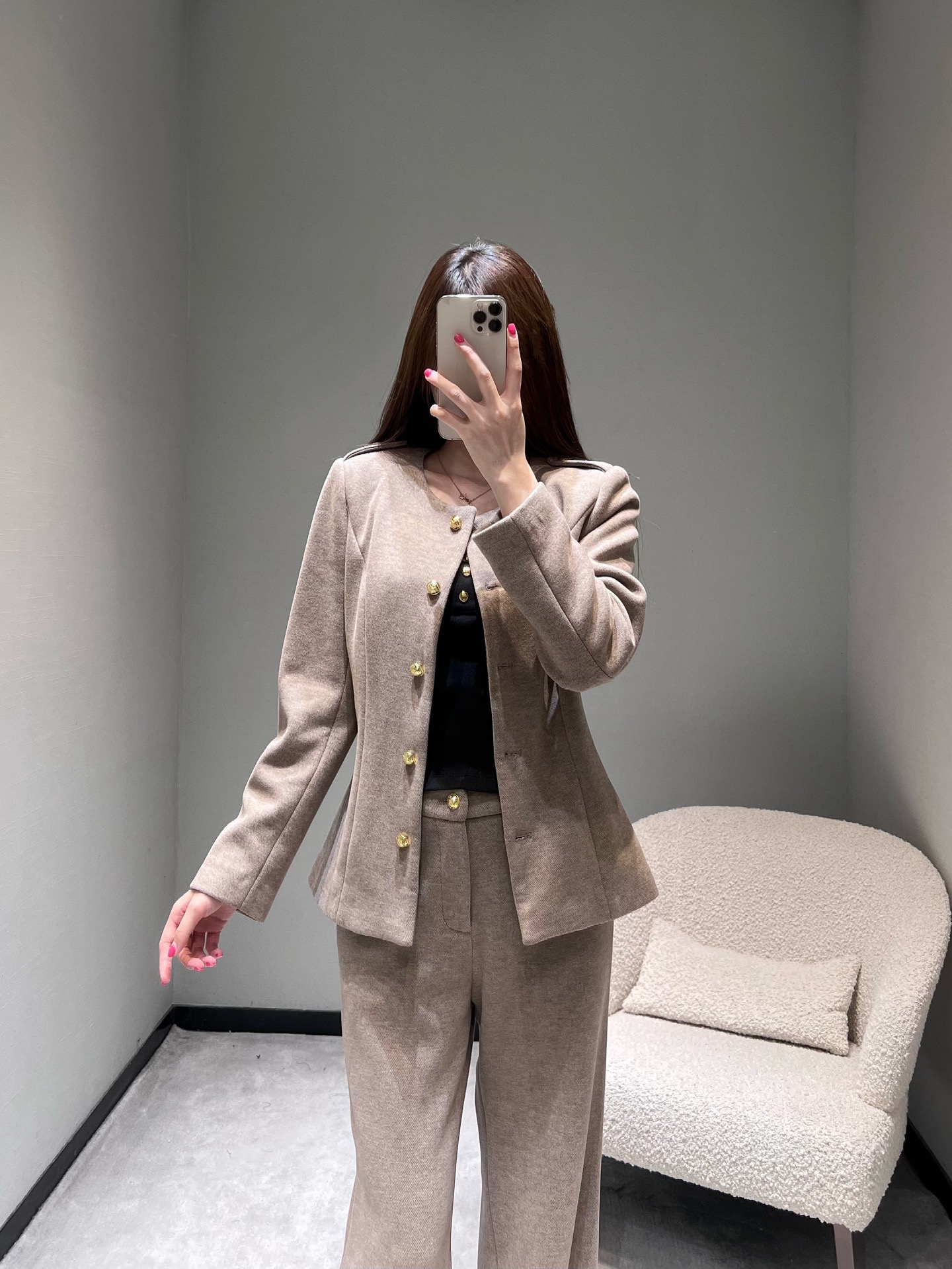 NO:579189,LOEW*2025FW autumn and winter first new product series // trousers suit with minimalist silhouette and luxurious details. Made of high-quality blended fabrics, the top has a collarless design, the placket and epaulettes are decorated with gold metal buttons, the matching trousers are in a slightly flared version, and the same series of metal buttons at the waist echo the top. SML,,loewe,business suit,alexander wang19860909LOEW*2025FW秋冬首发新品系列//长裤西装套装极简廓形与奢华细节.选用质感上乘的混纺面料,上衣采用无领设计,门襟与肩章处点缀金色金属纽扣,配套长裤为微喇版型,腰间同系列金属纽扣与上衣呼应.SML,,loewe,business suit,alexander wang,Women's clothing