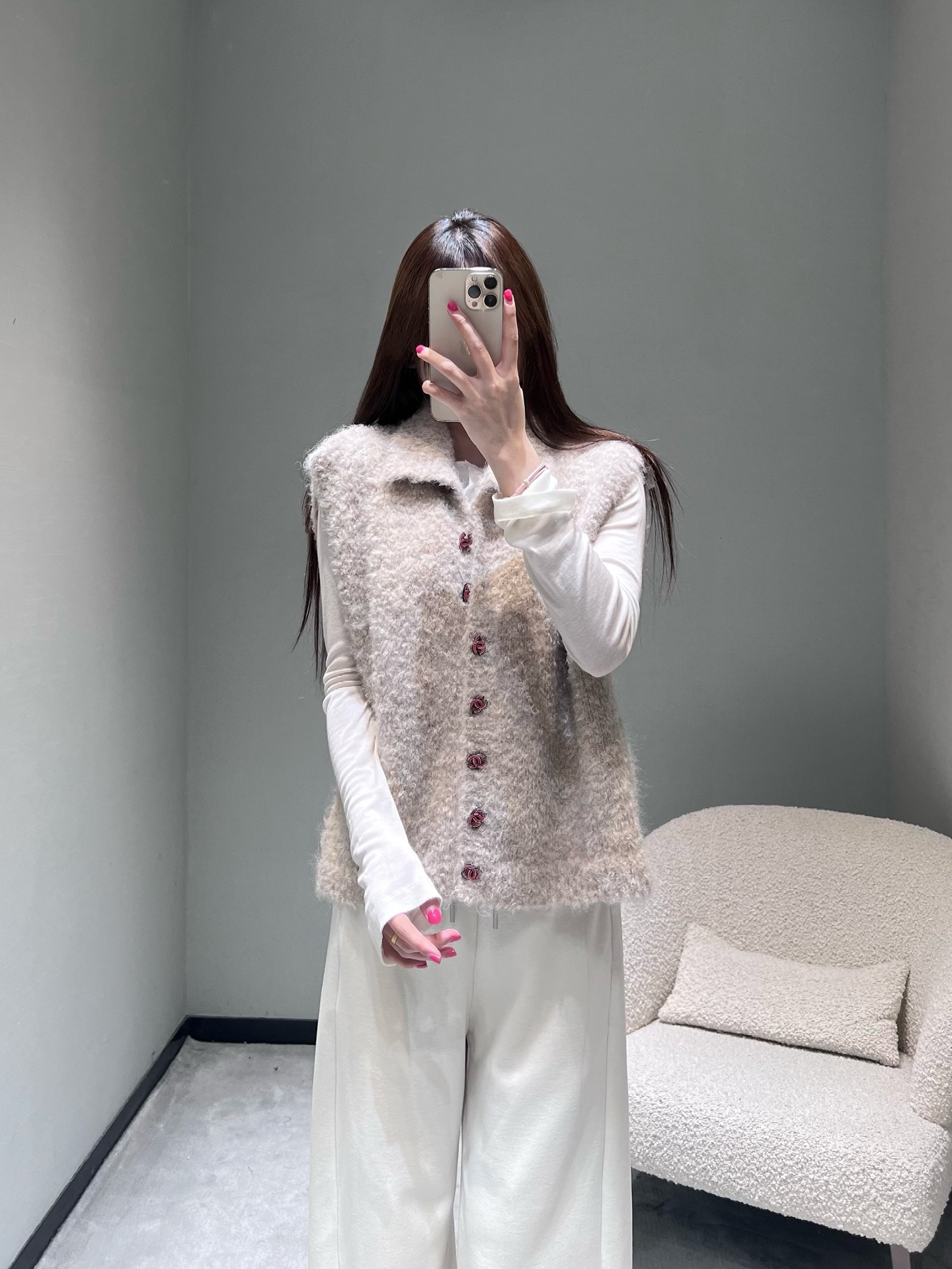 NO:579185,CHAN*1 2025 Advanced Handicraft Workshop Ready-to-Wear Series // Plush vest. The collision of retro luxury and soft warmth. Made of fluffy and soft plush fabric, with a delicate touch and outstanding warmth. The classic lapel design is neat and stylish. The placket is embellished with the brand's iconic double C buttons, and the details highlight the luxury brand gene; the brand logo appliqué is embroidered on one side. Two colors are available. SML,,chanel,alexander wang19860909CHAN*1 2025高级手工坊成衣系列//毛绒马甲.复古奢感与柔软暖意的碰撞.选用蓬松柔软的毛绒面料,触感细腻且保暖性出众,经典翻领设计利落有型,门襟处点缀品牌标志性双C纽扣,细节处彰显奢牌基因；一侧的品牌标识贴布绣.两色可入 SML,,chanel,alexander wang,Women's clothing