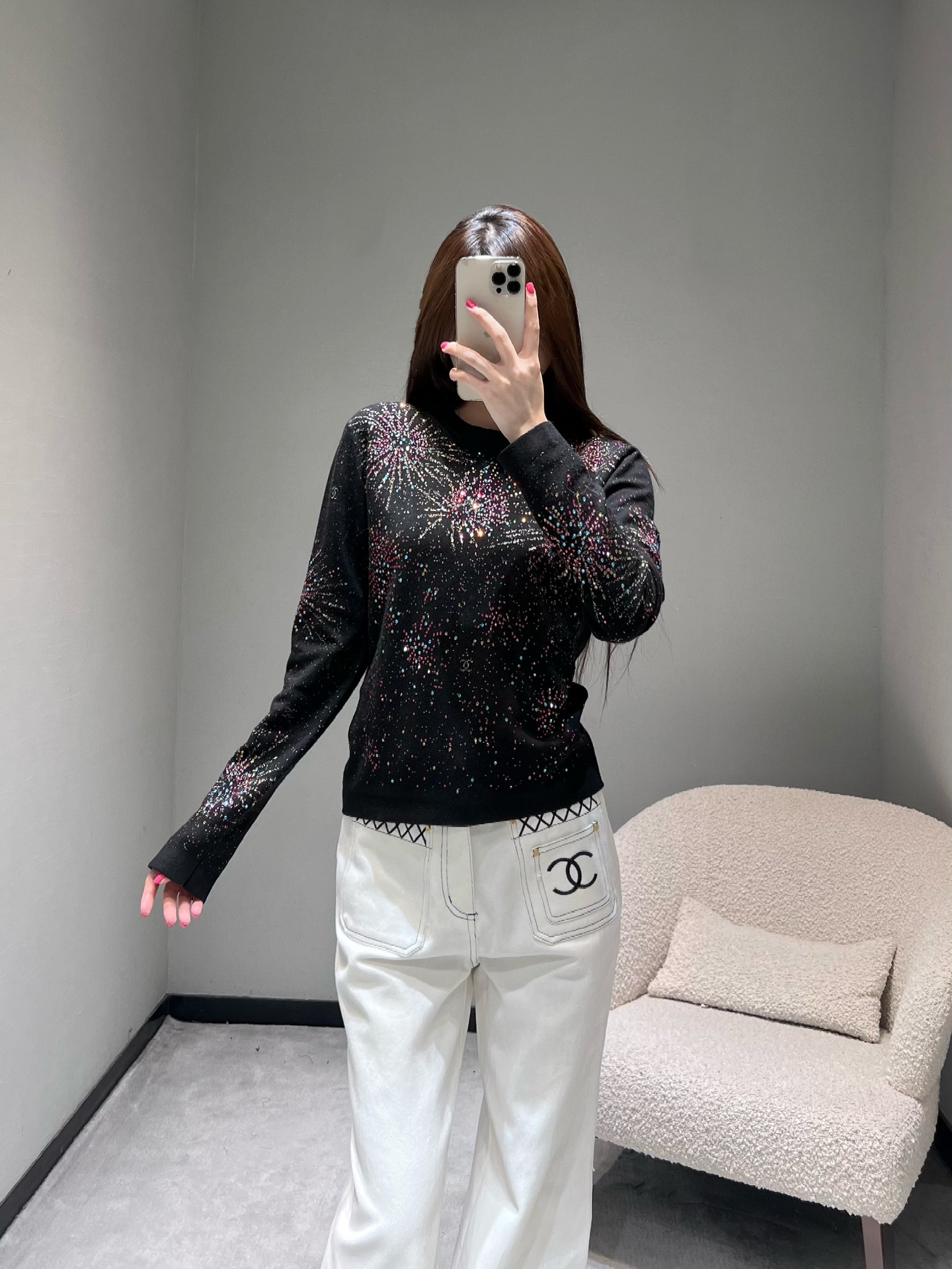 NO:579201,CHAN*1 2025 Winter Ski Series // Fireworks knitted sweater is covered with gorgeous firework patterns, high-temperature hot diamond processing, flashing in the light, like a galaxy blooming in the dark night, perfectly interweaving romance and luxury. SML,,chanel,sweaters,alexander wang19860909CHAN*1 2025冬季滑雪系列//烟火针织毛衣 布满绚烂的烟花图案,高温烫钻工艺,在光线下闪烁,宛如暗夜中绽放的星河,将浪漫与奢华完美交织.SML,,chanel,sweaters,alexander wang,Women's clothing