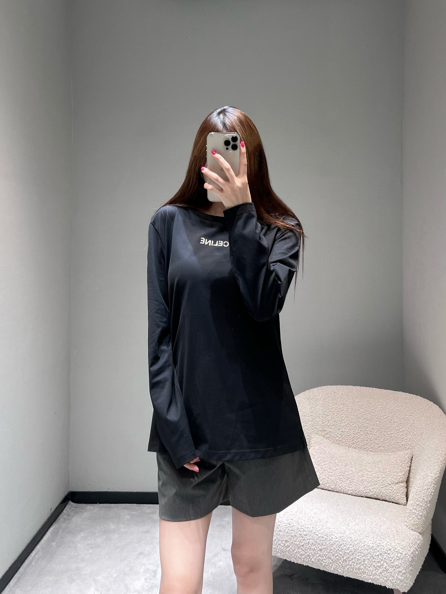 NO:579298,CELIN*2025FW new autumn and winter series // Pure cotton long-sleeved T-shirt CE minimalist style design, sequin embroidered logo design on the chest, sparkling when moving, round neck design is simple and elegant, excellent autumn and winter inner wear, paired with a small jacket, the upper body is a fashionable little elf. Three colors are available. SML,,celine,jackets & coats,tees,t-shirt,alexander wang19860909CELIN*2025FW秋冬新品系列//纯棉长袖T恤CE极简风设计,胸前亮片刺绣logo设计,行动时闪闪发光,圆领设计简洁大方,秋冬内搭绝佳单品,搭配小外套上身就是时尚小妖精三色可入 SML,,celine,jackets & coats,tees，t-shirt,alexander wang,Women's clothing