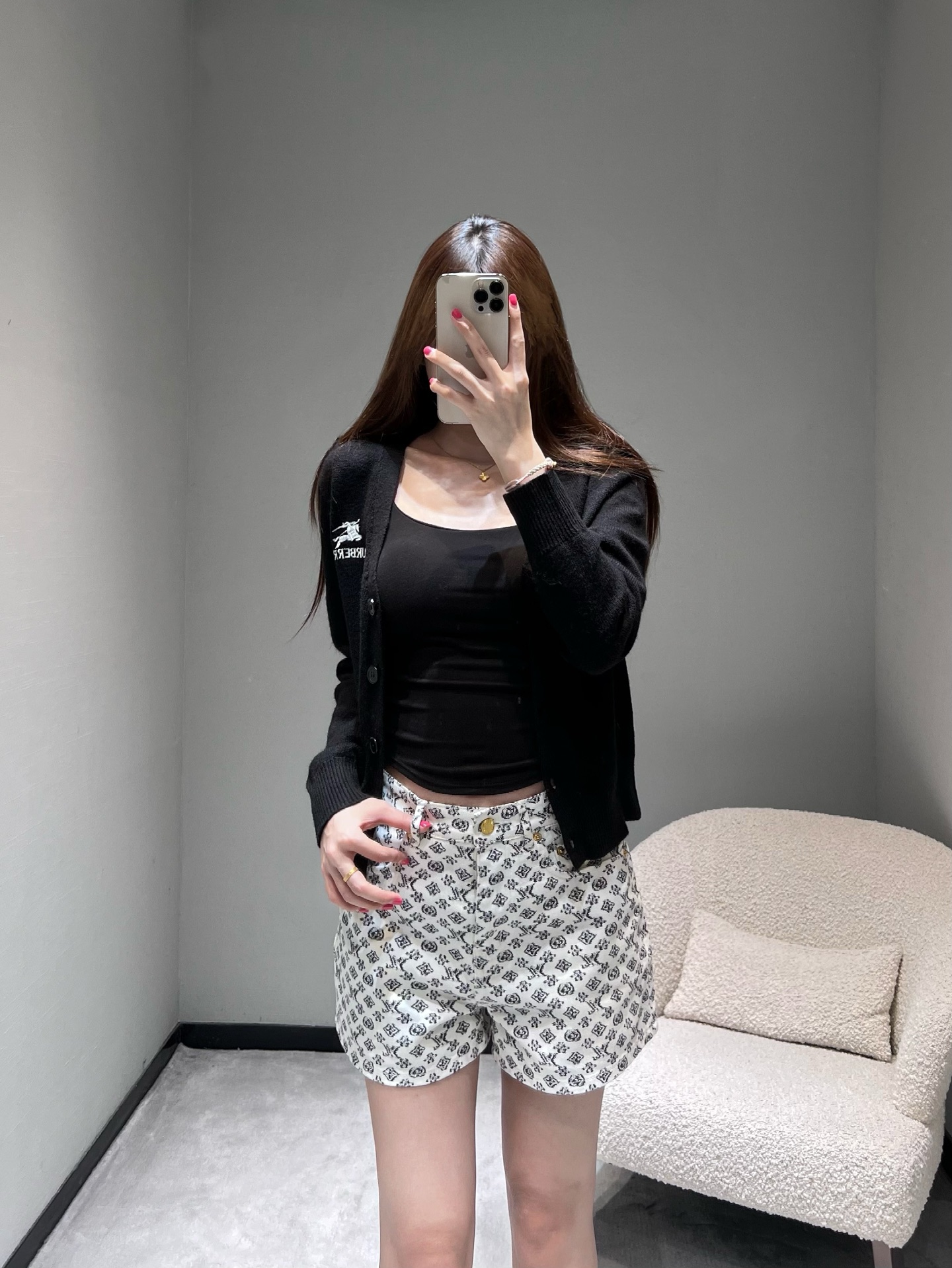 NO:579301,Burbe*ry 2025FW autumn and winter new product series // War horse cardigan is made of extremely fine wool fabric, war horse elements - a popular design at BBR. The eye-catching black logo on the chest highlights the classic British style and is highly recognizable. The simple round neck version is versatile and easy to match. Available in two colors. SML,, burberry, alexander wang19860909Burbe*ry 2025FW秋冬新品系列//战马开衫极细腻的羊毛面料,战马元素-BBR家大热设计, 胸前醒目的黑色logo,彰显经典英伦格调,辨识度拉满.简约的圆领版型百搭不挑人.两色可入.SML,,burberry,alexander wang,Women's clothing