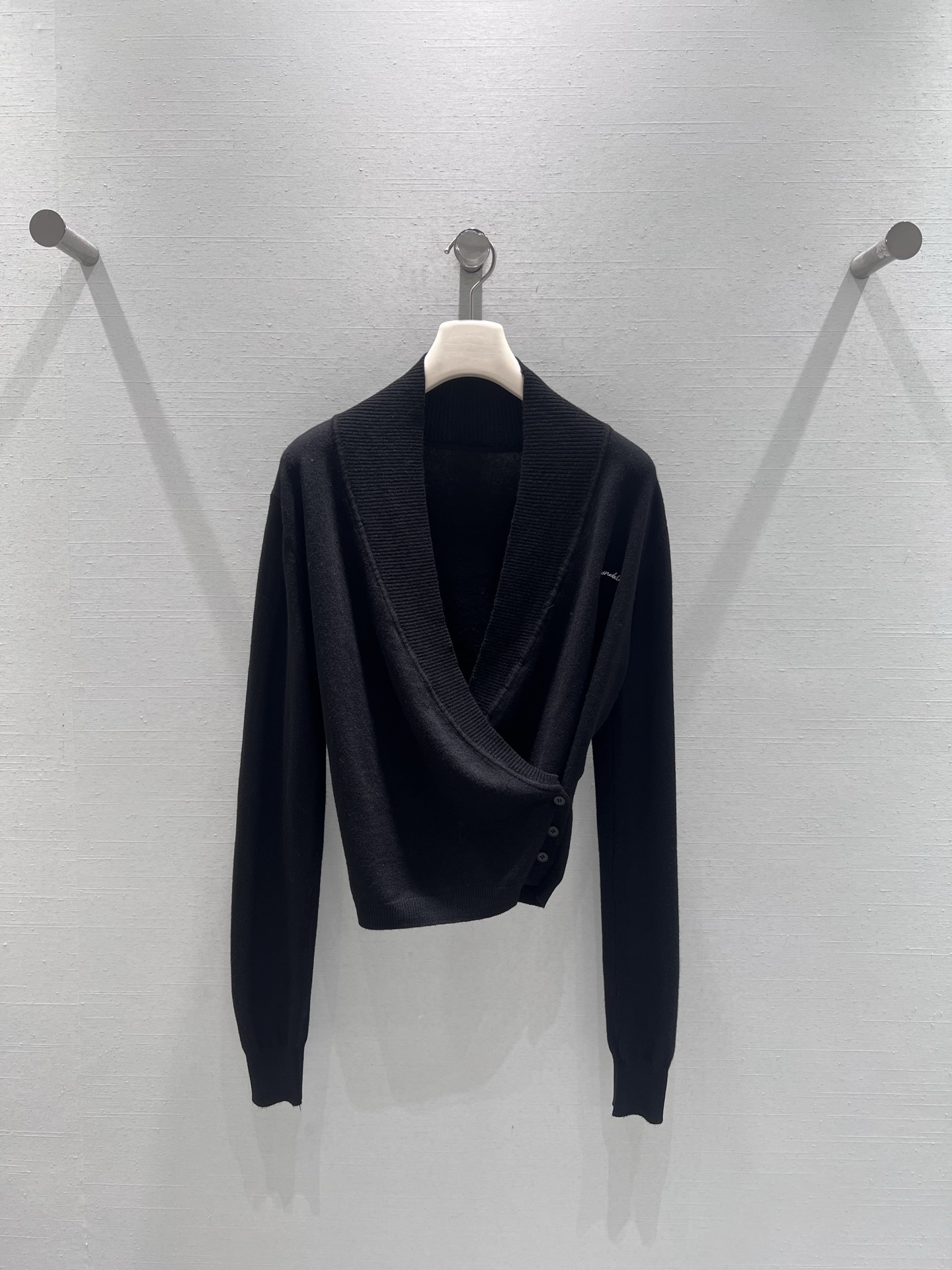 NO:579465,Support the exchange of 2025 FW high-end ready-to-wear series // Cross V-neck knitted cardigan side button design, deep V neckline to modify the shoulder and neck lines, the cross version has a slimming effect, the button details on the side not only increase the design level, but also can flexibly adjust the elasticity to adapt to different body shapes. SML real shot details, alexander wang19860909支持换款2025FW高级成衣系列//交叉V领针织开衫侧扣设计,深V领口修饰肩颈线条,交叉版型自带显瘦效果,侧边的纽扣细节既增加了设计层次,又能灵活调节松紧,适配不同身形.SML实拍细节,,alexander wang,Women's clothing