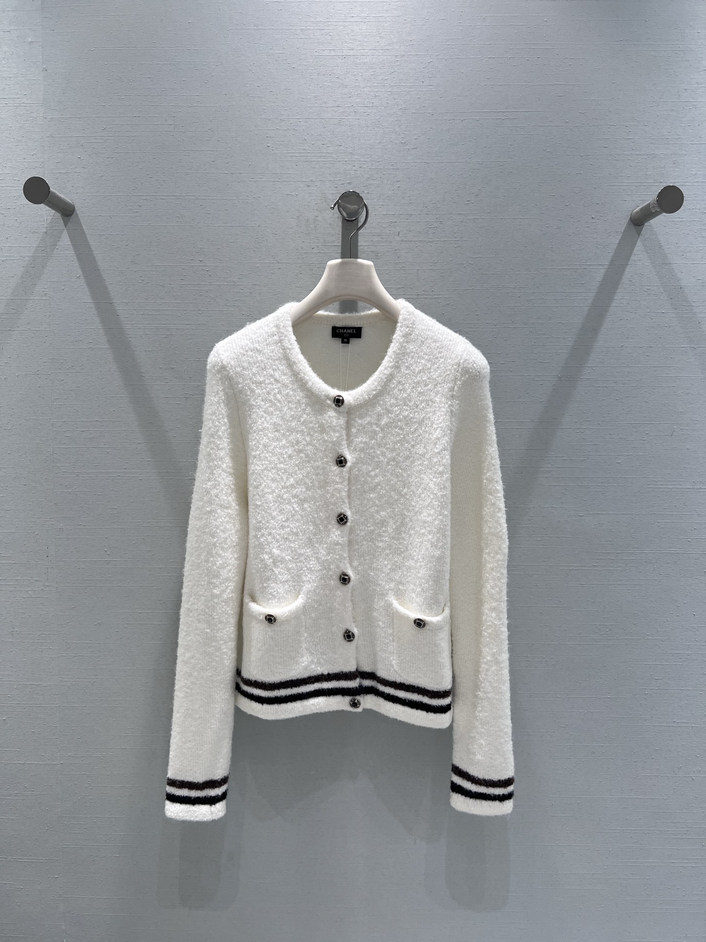 NO:587163,Supports exchange Chane* 2025FW autumn and winter ski series // Knitted cardigan Xiaoxiang coco neige ski series, French elegance, fluffy and soft knitted fabrics with its own 'cloud touch', textured texture is advanced and classy, ​​round neck + single row of metal buttons The design is simple and neat, the contrasting black stripes on the hem and cuffs enrich the visual hierarchy. smL real shot details, chanel, alexander wang19860909支持换款Chane* 2025FW秋冬滑雪系列//针织开衫小香coco neige滑雪系列,法式优雅,蓬松柔软的针织面料自带“云朵触感”,肌理感纹理高级又显档次,圆领+单排金属纽扣设计简约利落,下摆和袖口的黑色条纹撞色,丰富了视觉层次.smL实拍细节,,chanel,alexander wang,Women's clothing