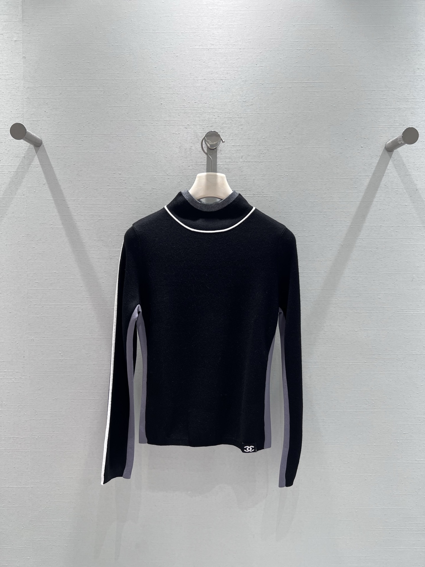 NO:587194,Support Xiaoxiang's 2025FW advanced ready-to-wear series // Half turtleneck base sweater, universal inner wear Wang Laila. The half turtleneck fits the neck, keeping warm without being cramped. The contrasting edge at the neckline is the finishing touch, making the basic style instantly get rid of the monotony and full of sophistication; the soft and skin-friendly knitted material fits the body shape but is not tight. SML real shot details, sweaters, alexander wang19860909支持换款小香2025FW高级成衣系列//半高领打底毛衣万能内搭王来啦半高领贴合脖颈,既能保暖又不局促,领口处的撞色细边是点睛之笔,让基础款瞬间摆脱单调,精致感拉满；柔软亲肤的针织材质,贴合身形但不紧绷.SML实拍细节,,sweaters,alexander wang,Women's clothing